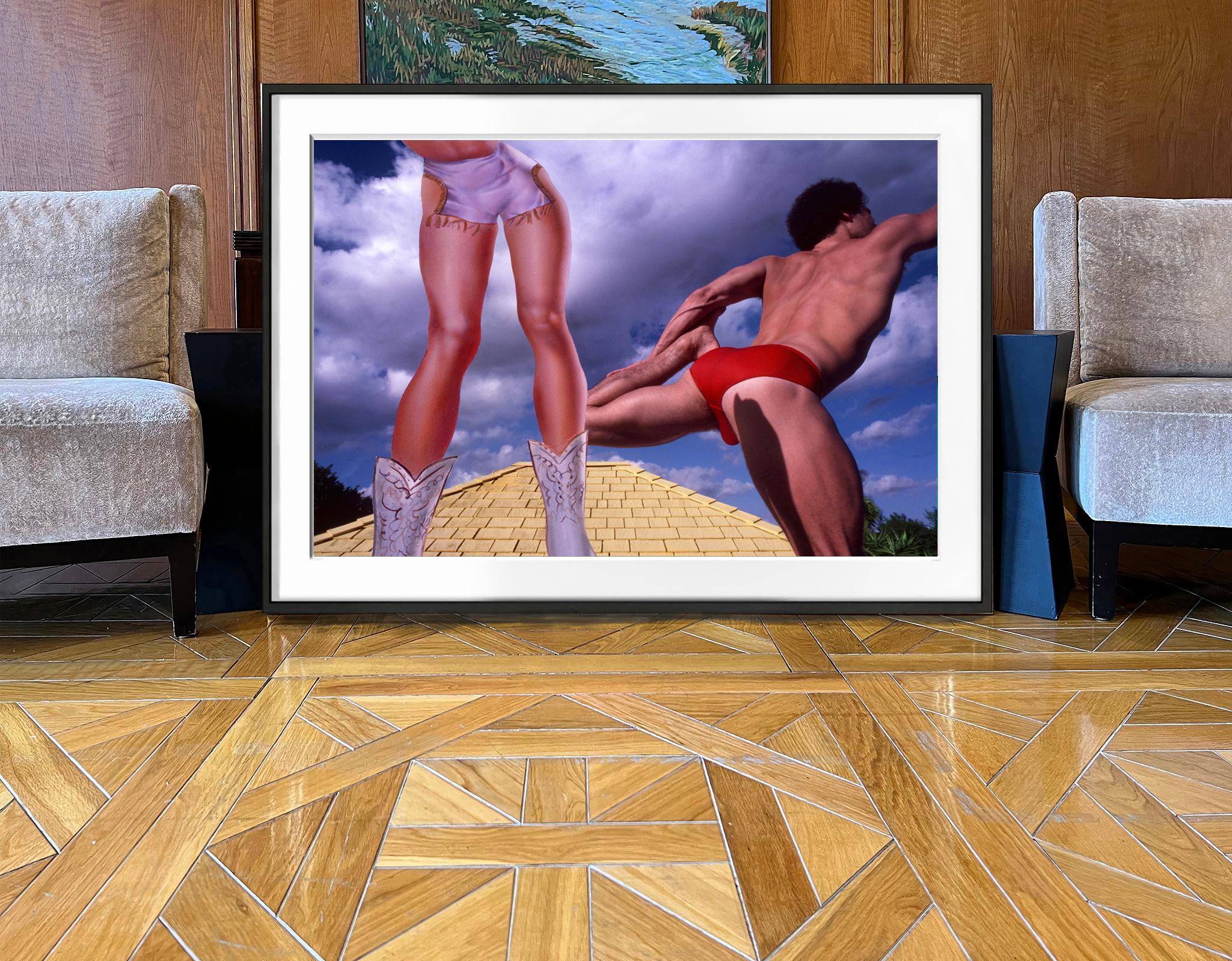 Male musculaire et  Femme à jambes sur le toit - Gris Nude Photograph par Robert Funk