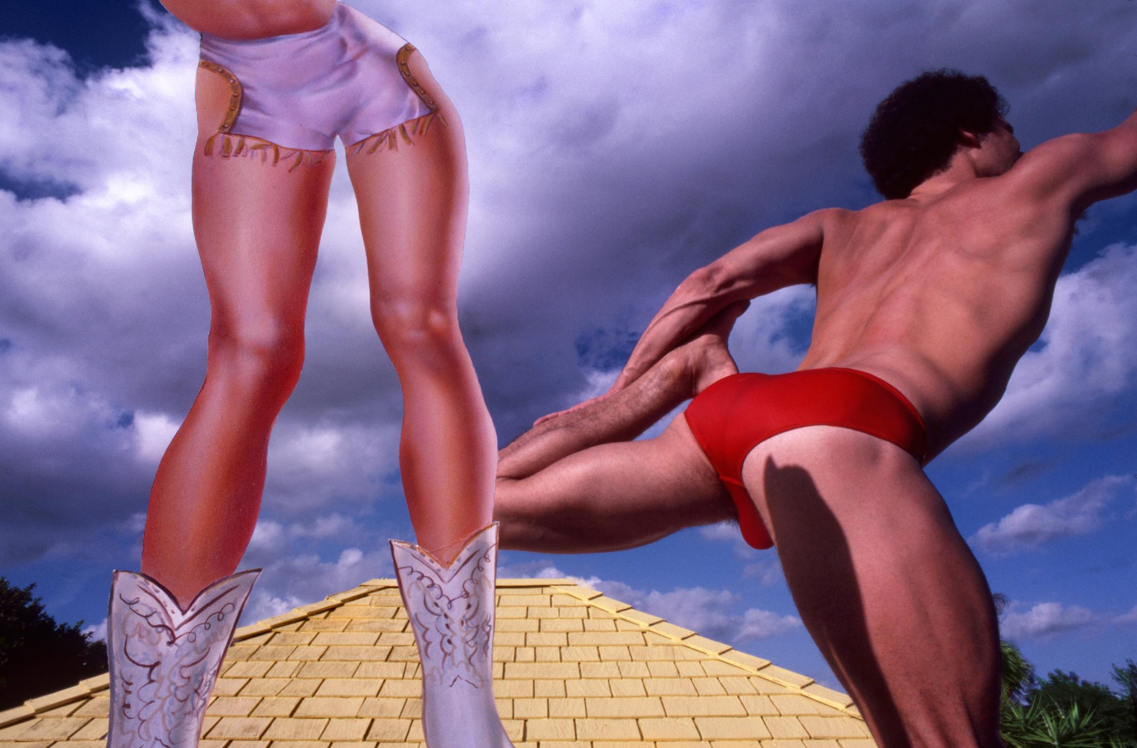 Robert Funk Nude Photograph – Muskulare männliche und  Leggy-Frauenfigur auf dem Dachboden