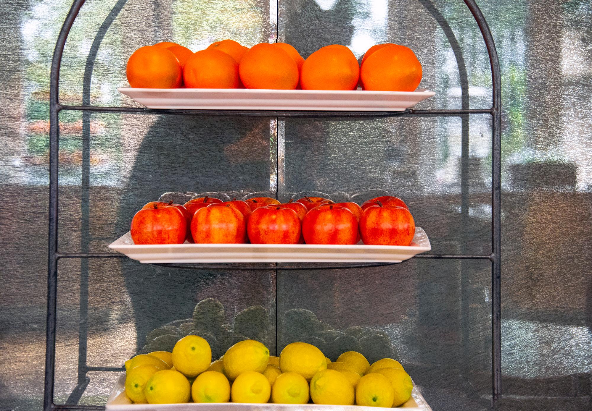 Apfel- und Zitronenschalen in Orange  Gestapeltes Obst