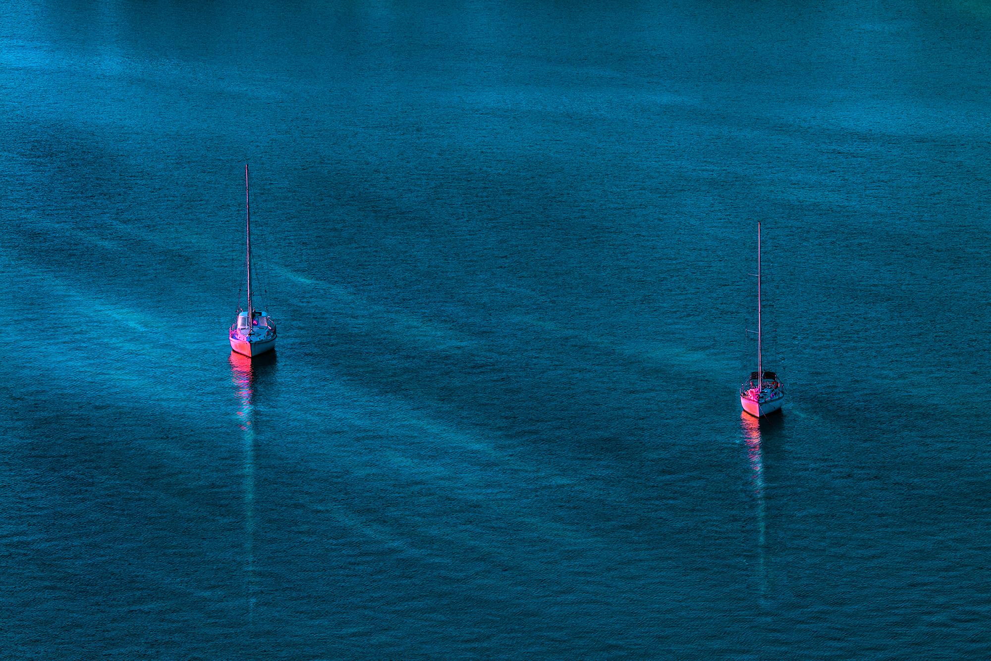 Robert Funk Landscape Photograph – Rosa Segelboote auf einem blau-grünen Meer 