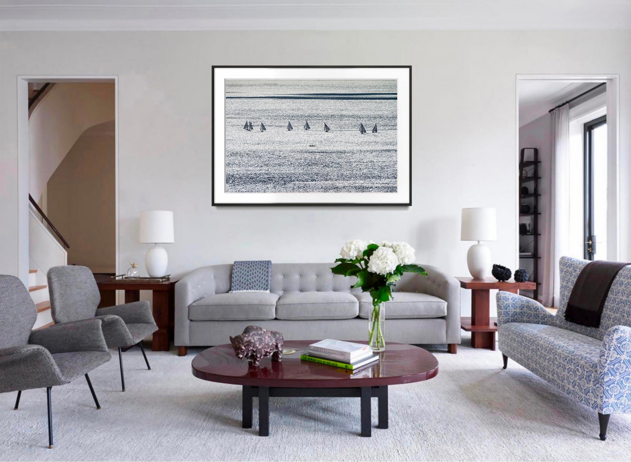 Monochromatique - Voiliers avec deux hommes dans un bateau sur une mer grise argentée - Photograph de Robert Funk