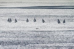 Segelboote mit zwei Männern in einem Boot auf silbergrauem Meer, monochrom