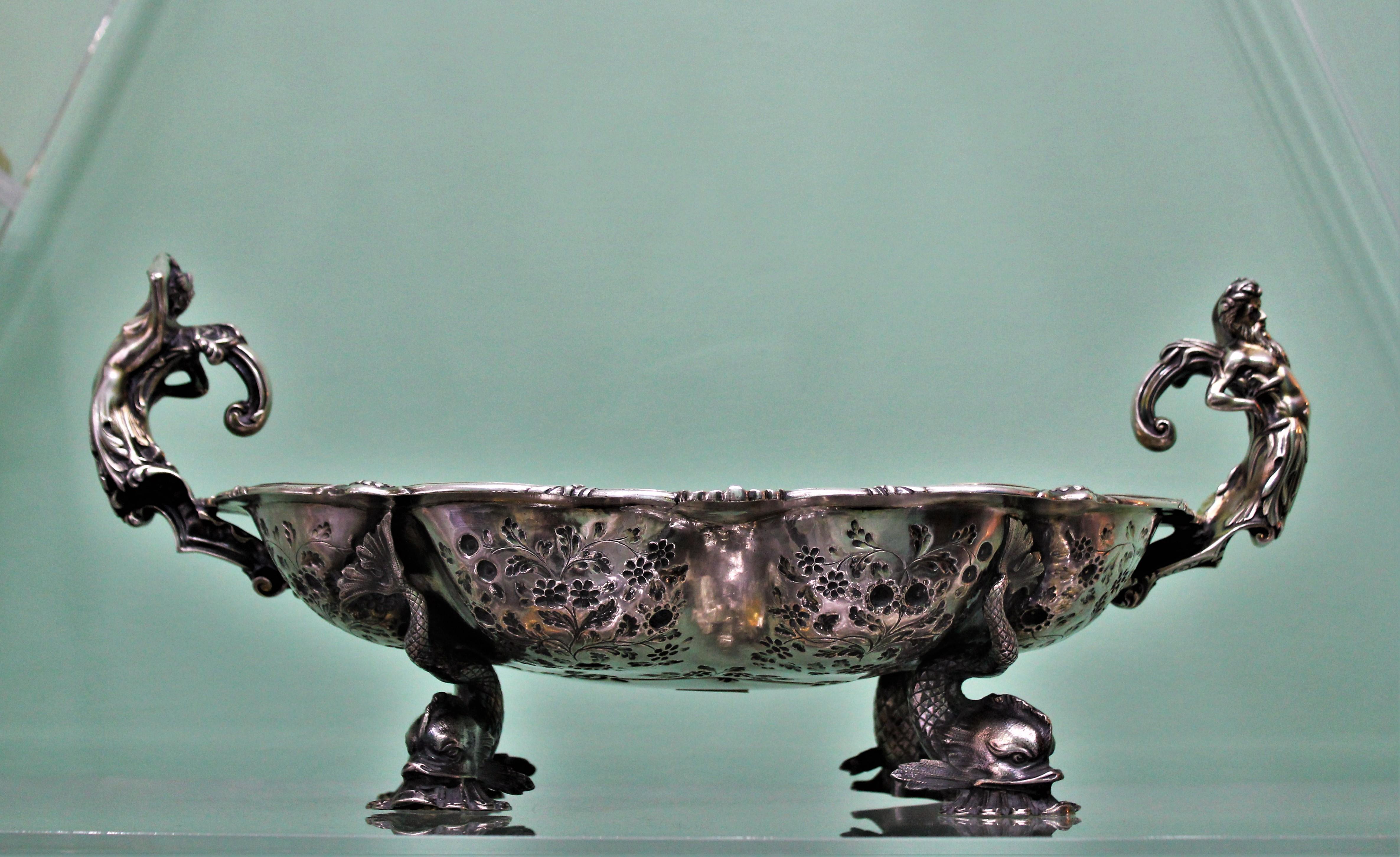 Robert Garrard 19th Century Rococo Sterling Silver Centerpiece Bowl London, 1804 For Sale 8