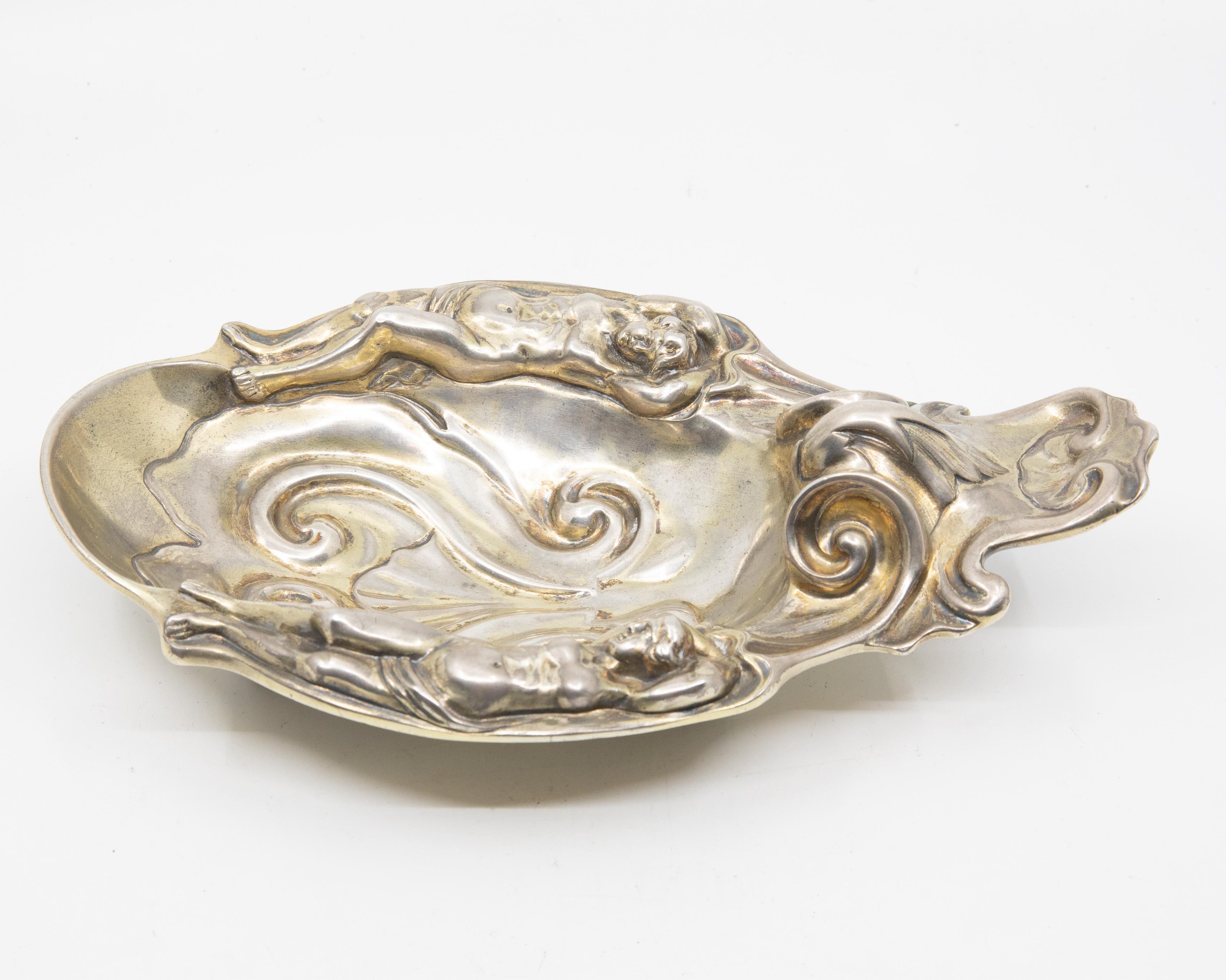 Robert Garrard Figural Renaissance Revival Decorated Sterling Silver Dish In Good Condition In Hudson, NY