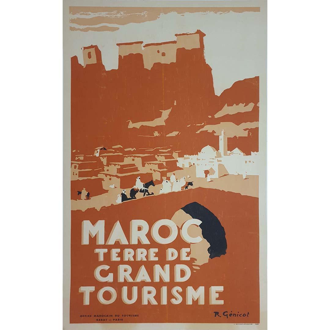 L'affiche originale a été réalisée en 1940 par Robert Génicot 🇫🇷 (1890-1981) pour l'Office marocain du tourisme.
Il était notamment un artiste apprécié pour ses dessins du Maroc.

L'utilisation de la couleur terracotta nous projette instantanément