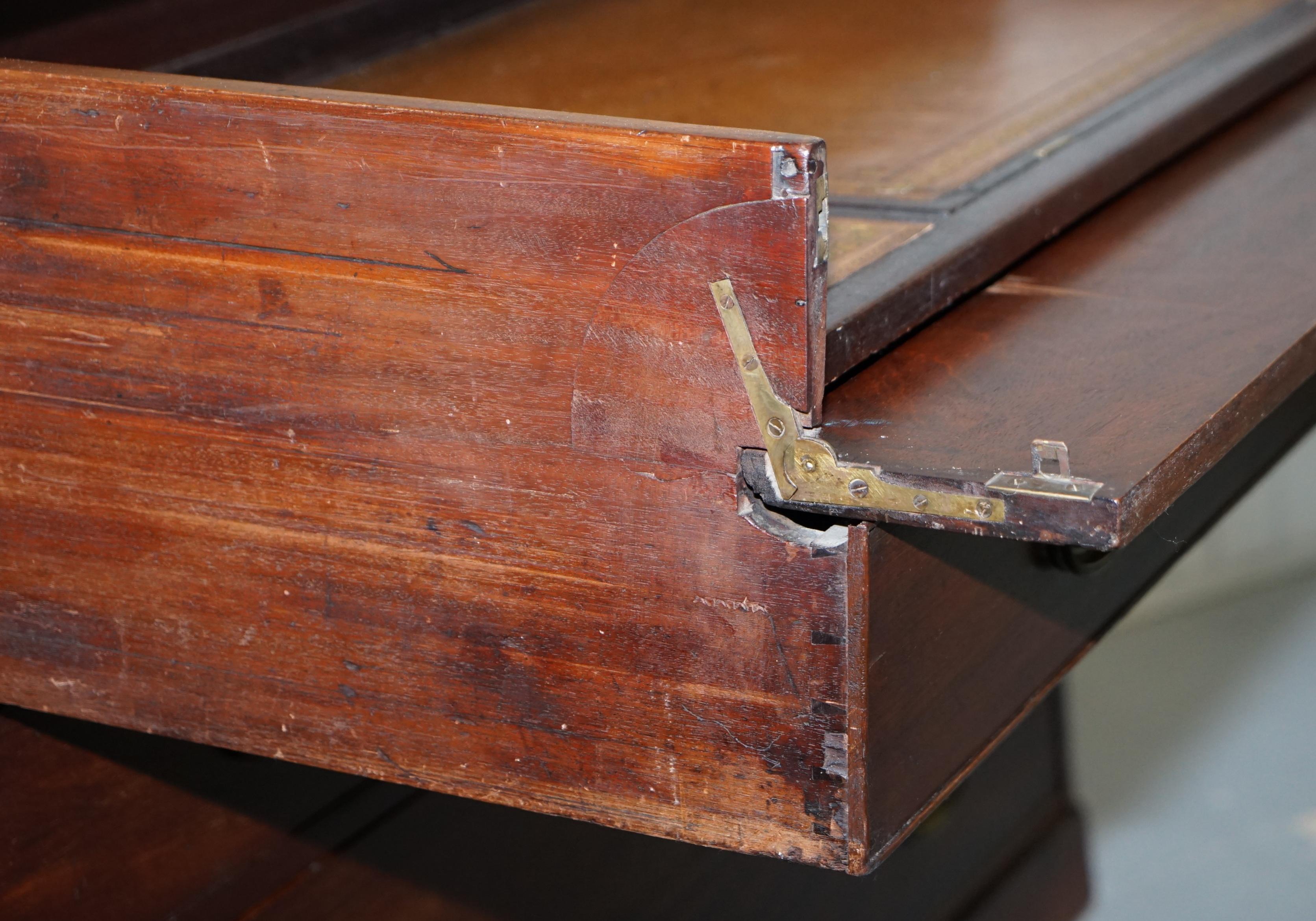 Bibliothèque à écrire en bois dur Robert Gillows II de 1790  Commode à tiroirs peinte en cuir en vente 3