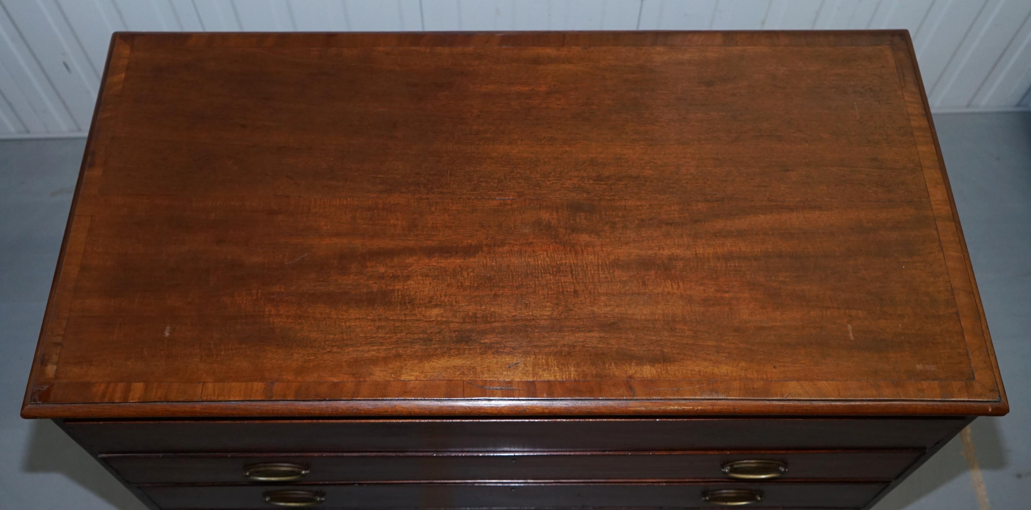 Fait main Bibliothèque à écrire en bois dur Robert Gillows II de 1790  Commode à tiroirs peinte en cuir en vente