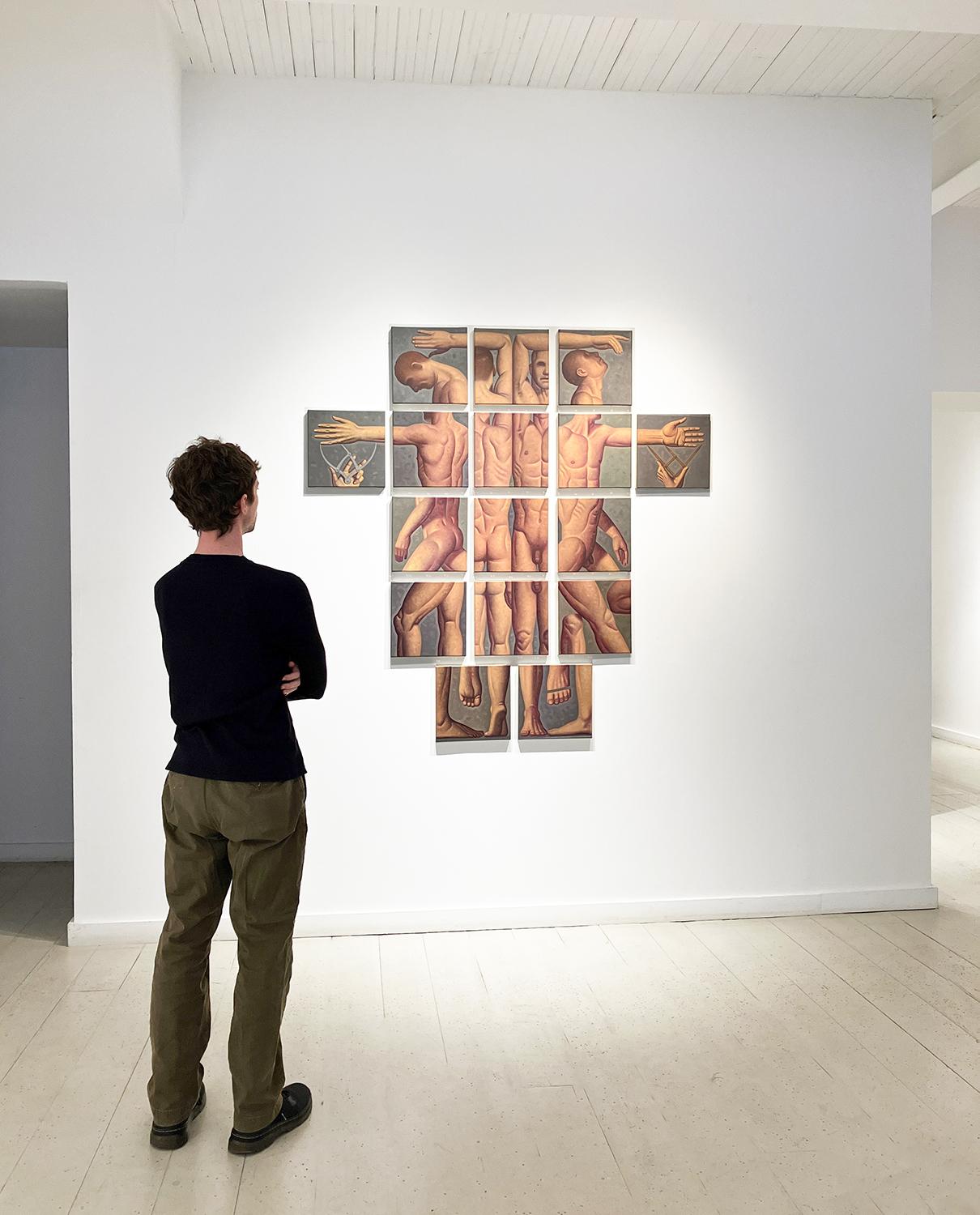 Lezione di anatomia, segmento 3 (Profilo laterale del busto maschile che guarda la mano sospesa) - Painting di Robert Goldstrom