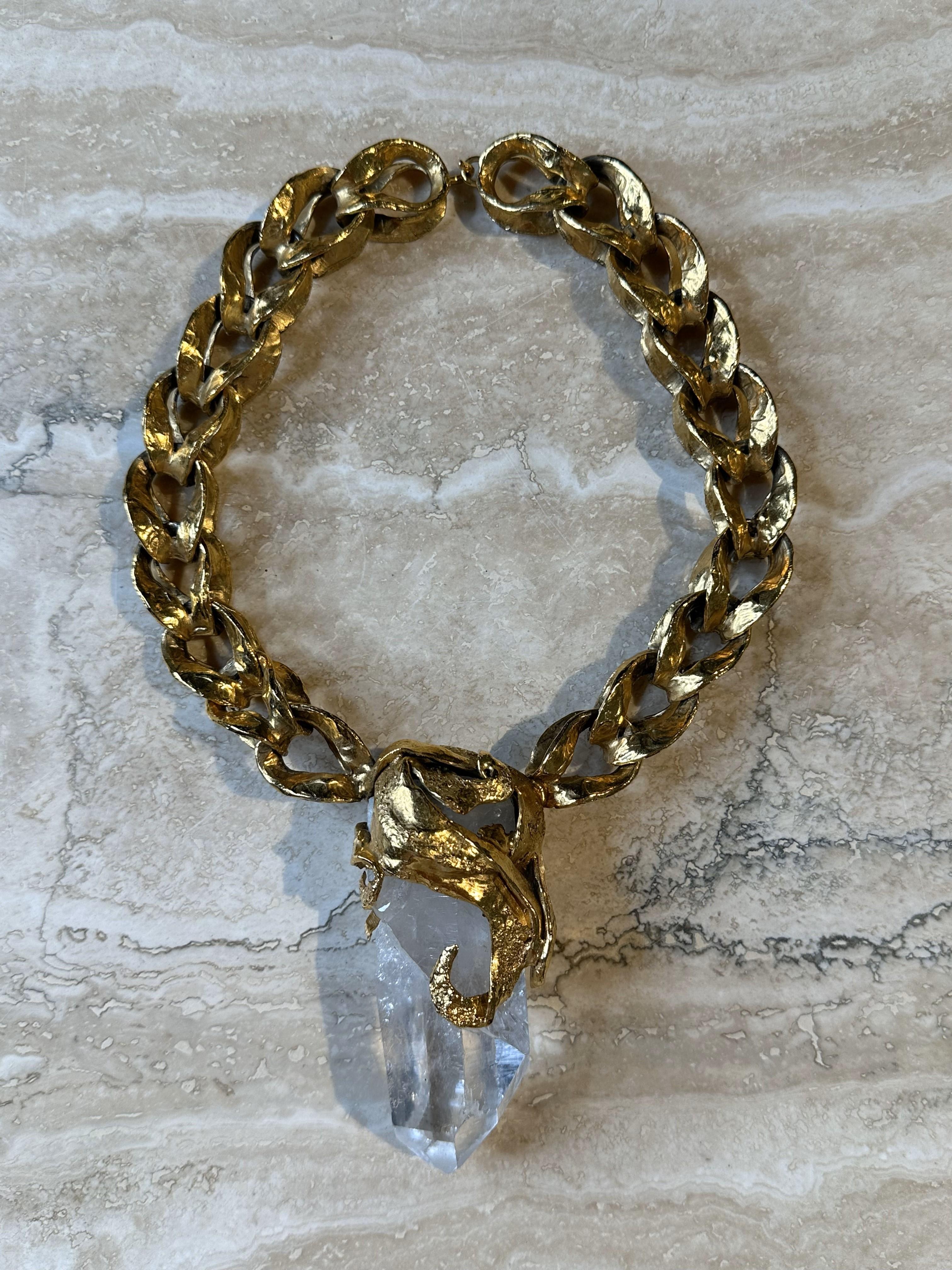 La collana con cristalli di quarzo di Chanel Designer Goossens Paris è un accessorio di lusso e di alta moda che unisce l'esperienza di due nomi iconici del mondo della gioielleria: Chanel e Goossens Paris.

Chanel: Rinomata per il suo approccio