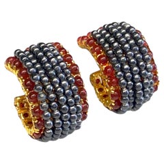 Robert Goossens für Chanel: Creolen mit Cabochons in Gold, Grau-Perlmutt und Rubinrot