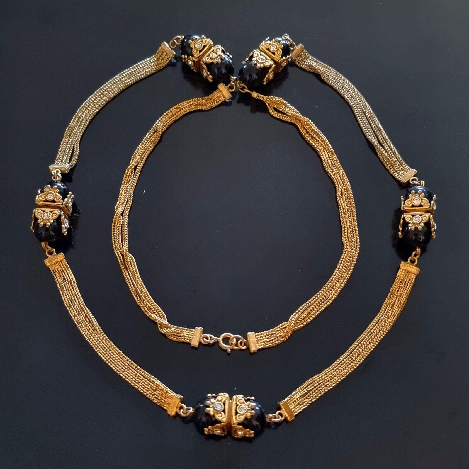Magnificent LONG NECKLACE in Byzantine jet and faux pearls, rhinestones,
vintage from the 50s,
Robert Goossens for Chanel,
length 89 cm, weight 64 g,
very good state.

Robert Goossens was born in 1927 in Paris. His mother is employed in a theater