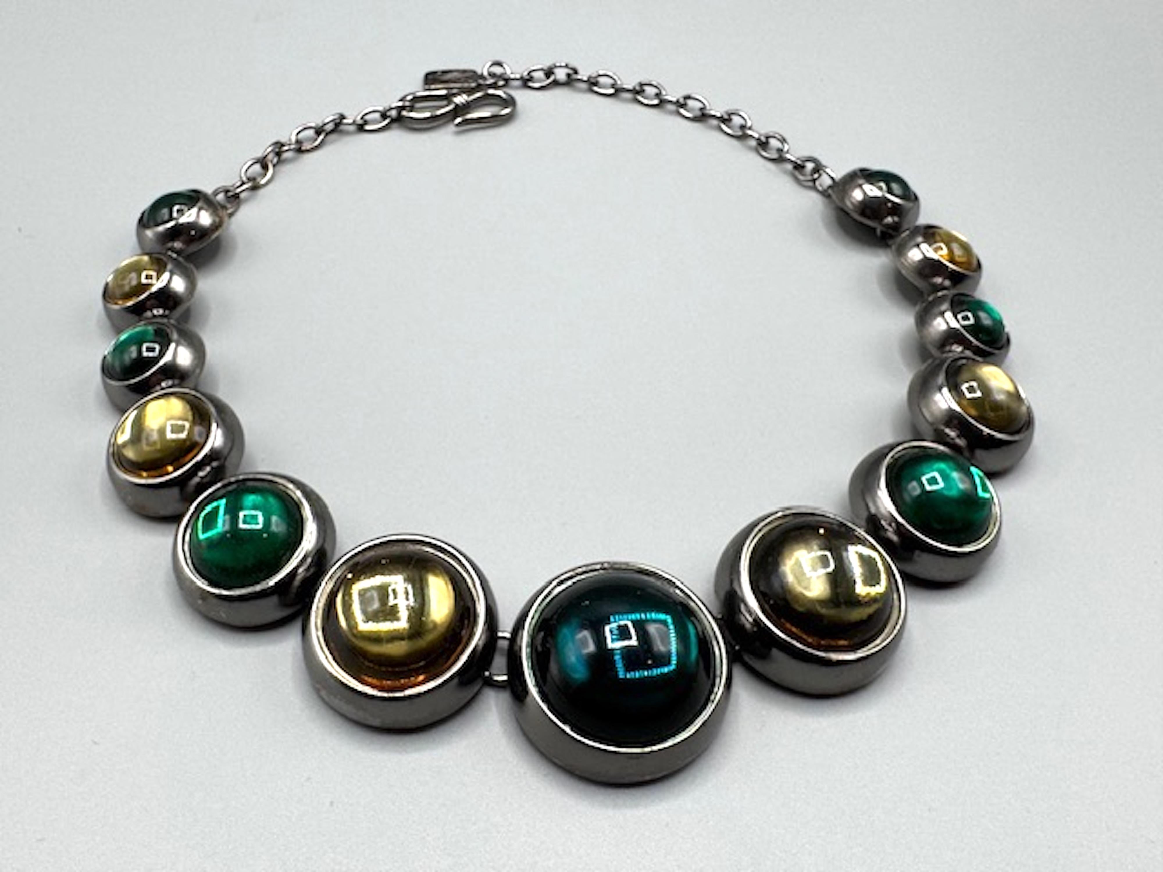 Donna Robert Goossens for Yves Saint Laurent 1980 Collana con smeraldo e citrino cabochon in vendita
