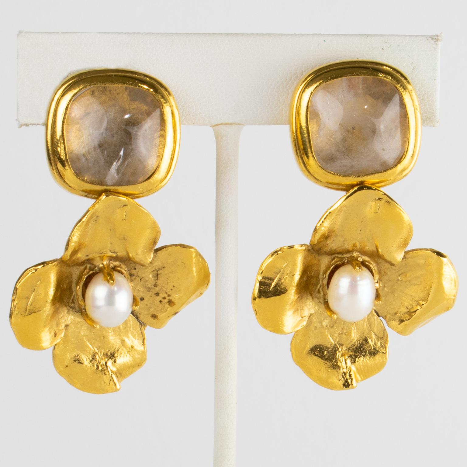 Cabochon Robert Goossens Orecchini a clip floreali in metallo dorato con perle e cristallo di rocca in vendita