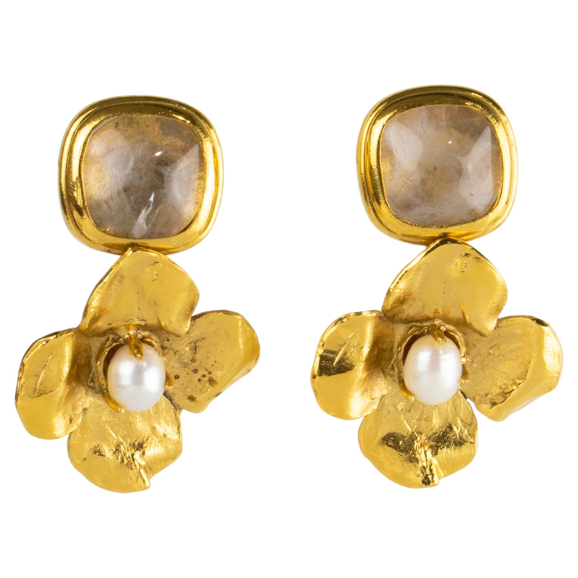 Robert Goossens Orecchini a clip floreali in metallo dorato con perle e cristallo di rocca