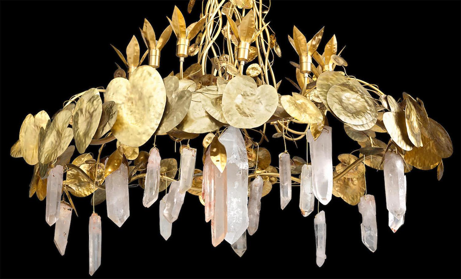 Lustre fait à la main créé par Robert Goossens vers 1970. Cette pièce provient de la collection privée de l'artiste. Elle est réalisée en bronze doré martelé à la main et en laiton massif, en forme de fleurs de nénuphar, de nénuphars, de vignes