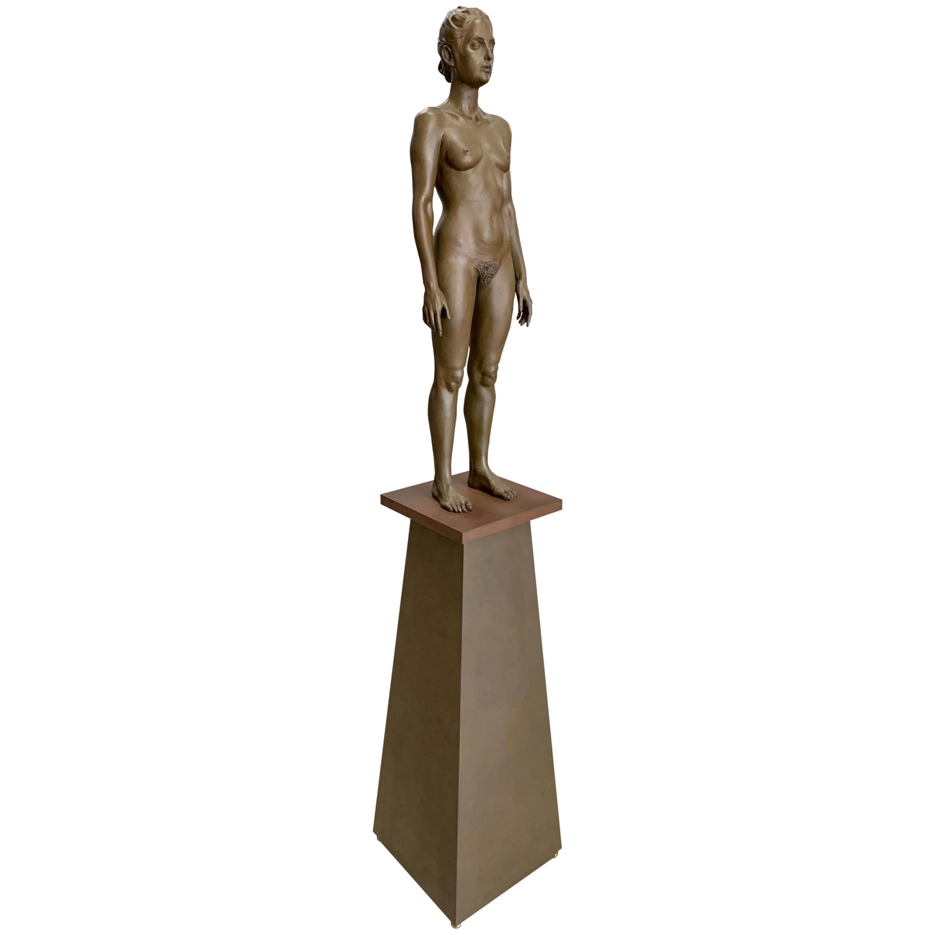 Bronzefigur mit dem Titel „Kim“ von Robert Graham