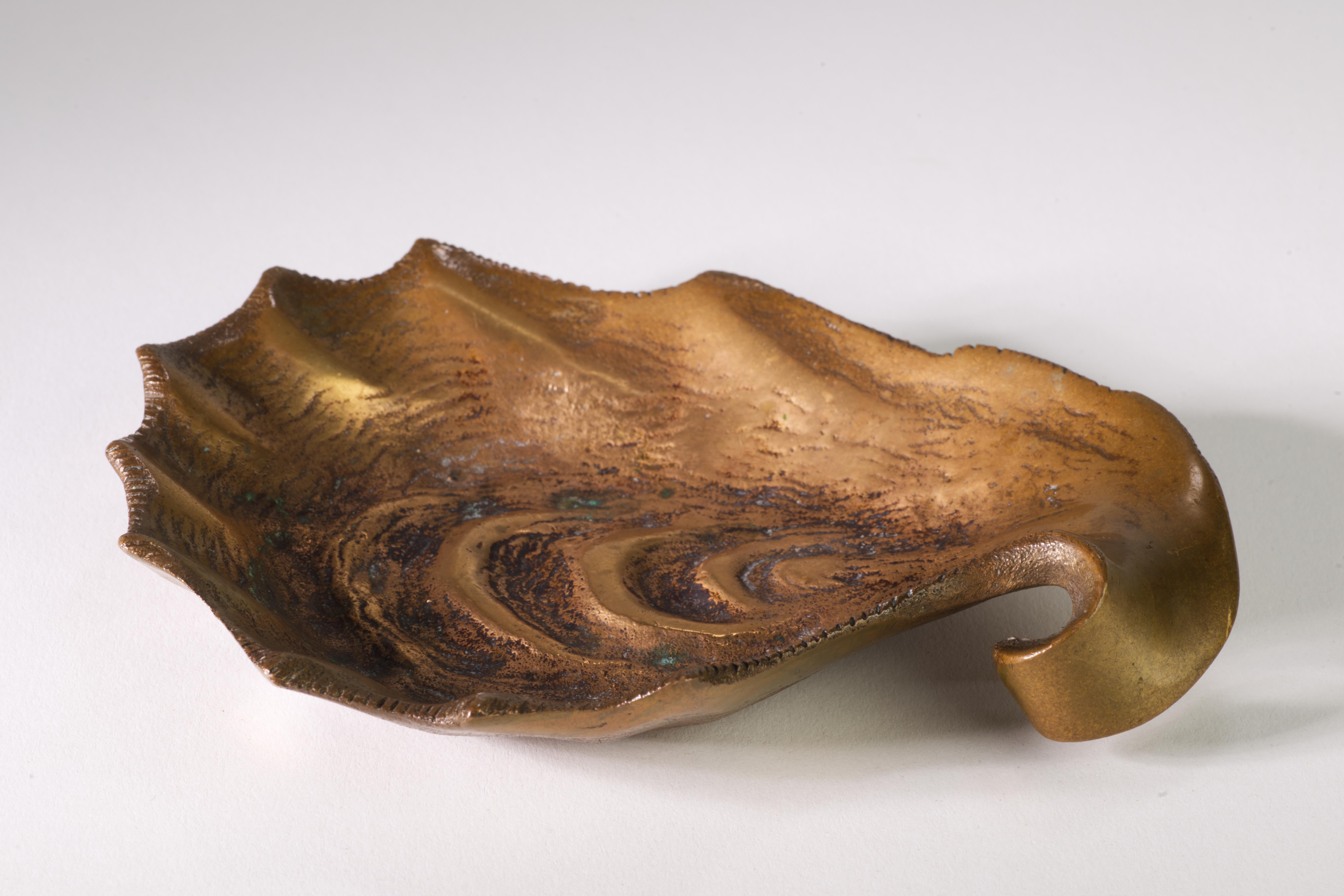  Il vaso o ciotola scultorea in bronzo ha una forma asimmetrica e biomorfa con superfici altamente dettagliate. 

L'imbarcazione è in buone condizioni d'epoca con una bella patina che si adatta all'età. È firmato con sul lato inferiore.

Robert