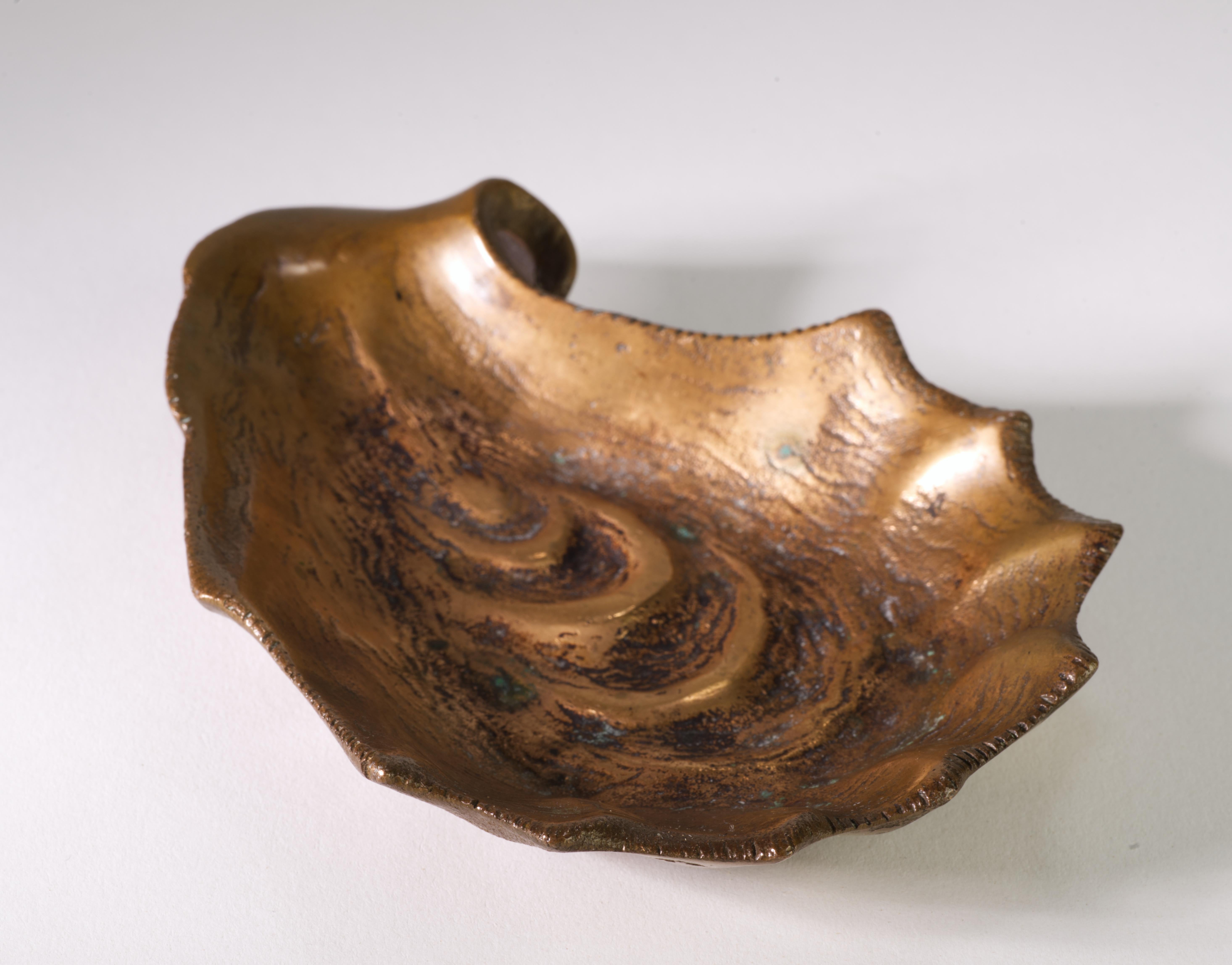 XX secolo Ciotola in bronzo di Robert Graham, firmata in vendita