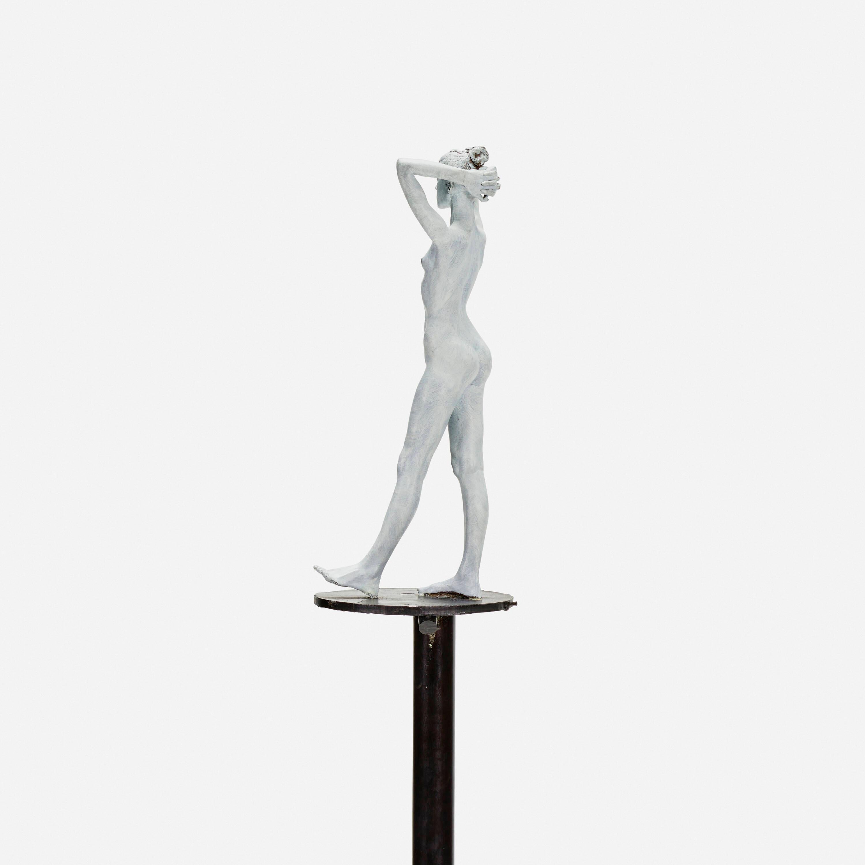 Untitled (Frieze Figure Series) de Robert Graham, vers 1989-90, est une œuvre saisissante qui illustre sa maîtrise de la forme, de la texture et de la composition dynamique. Réalisée en bronze patiné, cette figure révèle l'habileté de Graham à
