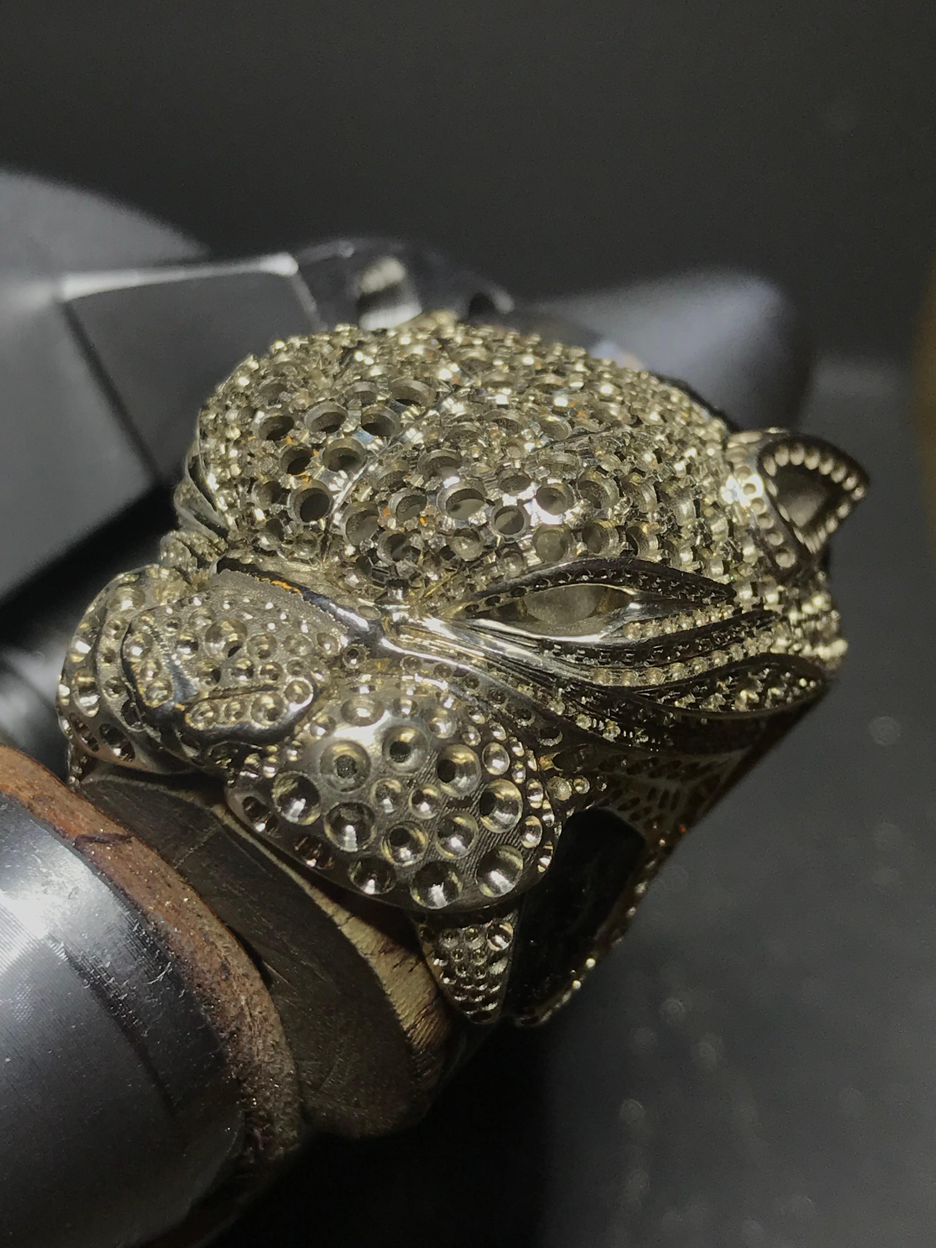 Im Angebot: Panther-Ring mit Diamantpavé () 6