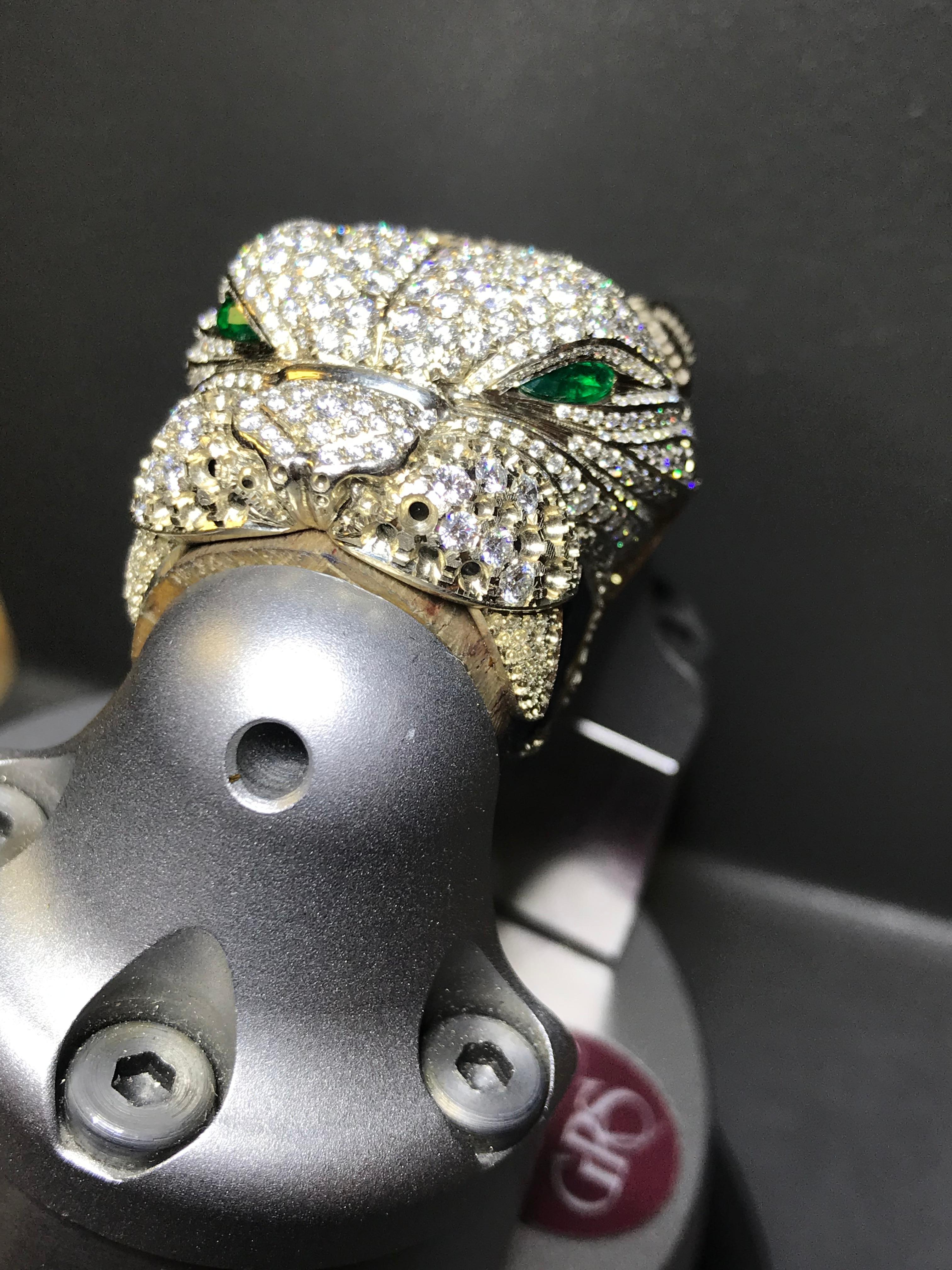 Im Angebot: Panther-Ring mit Diamantpavé () 8