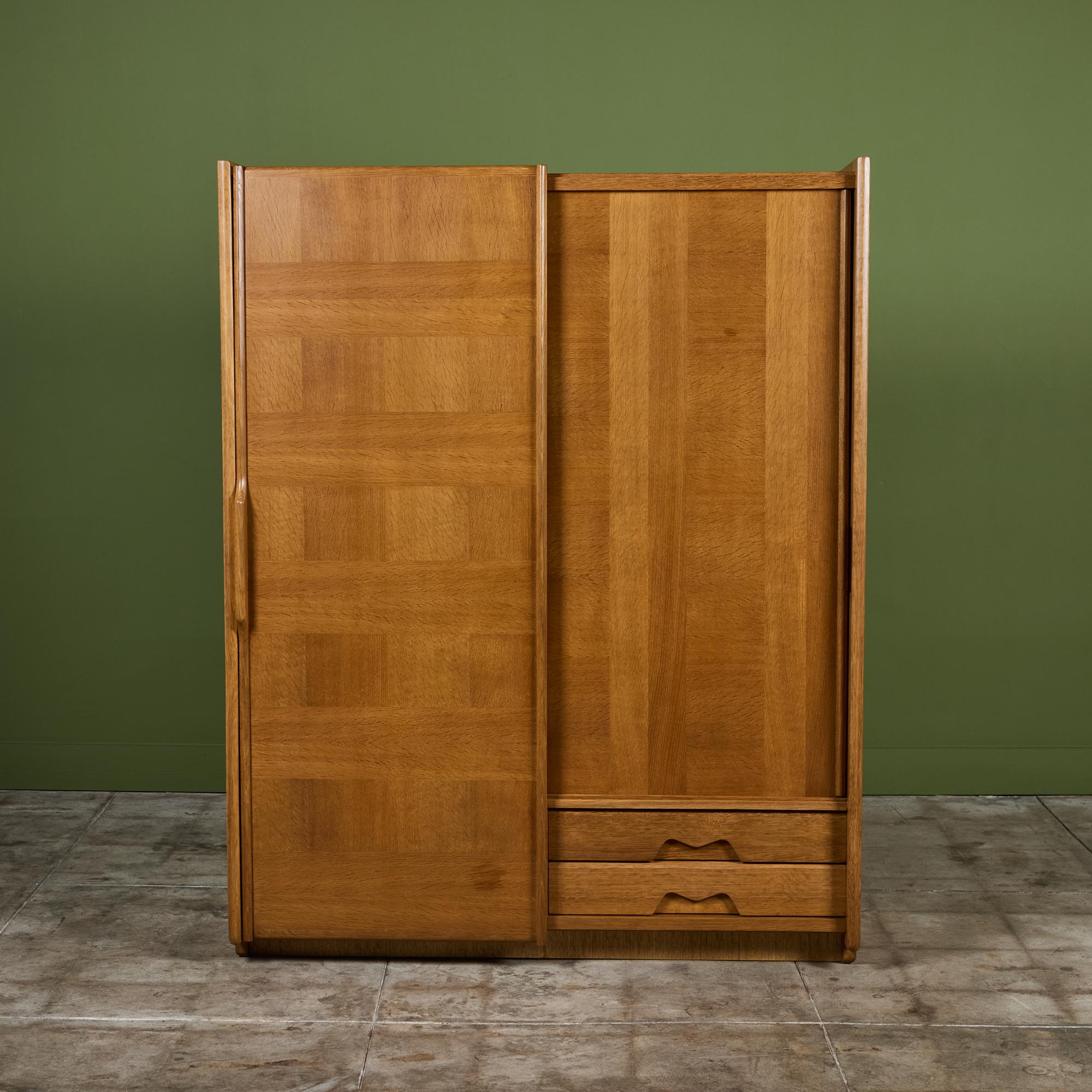 Mid-Century moderno Robert Guillerme e Jacques Chambron Armadio Oak in vendita