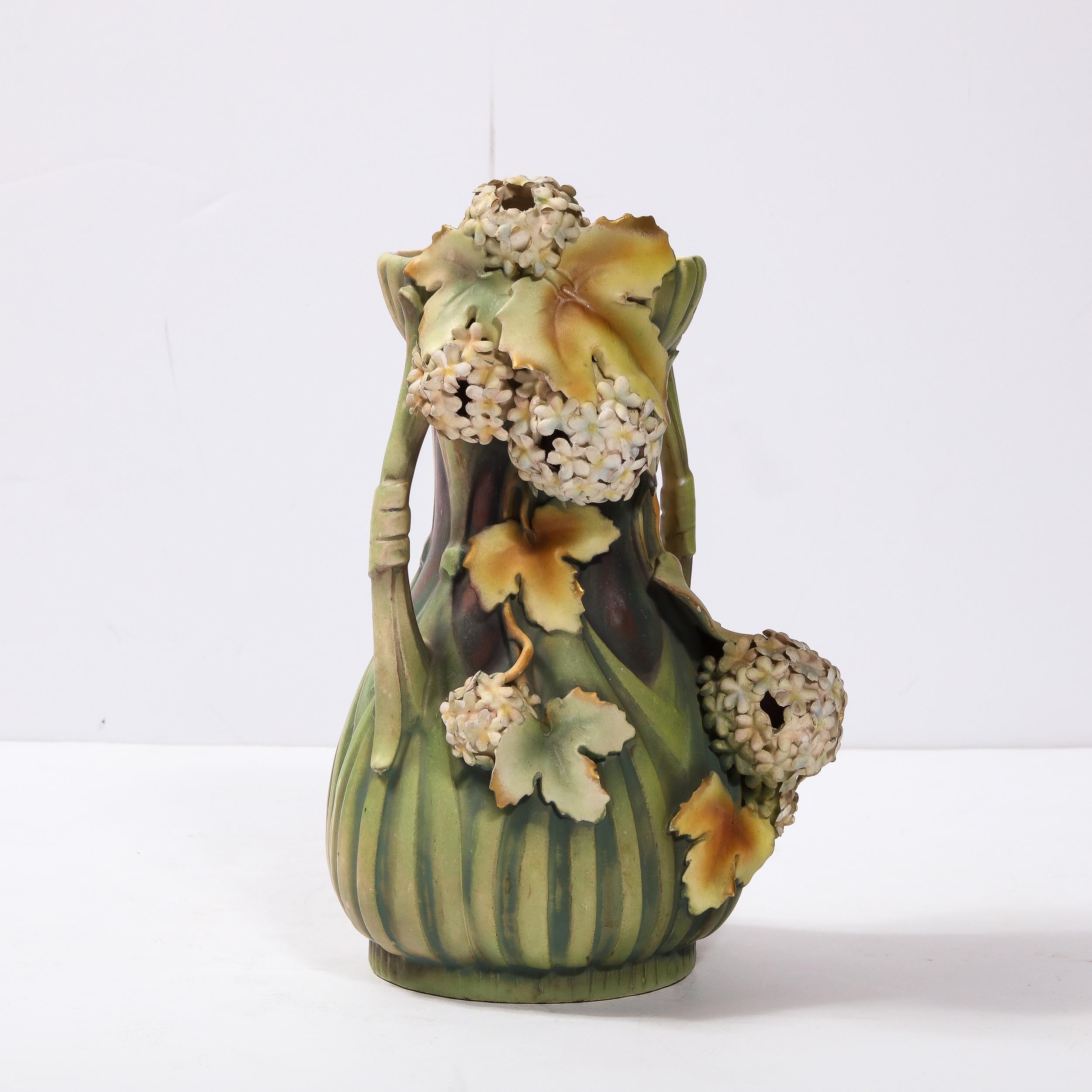 Robert Hanke - Vase ancien en porcelaine Art Nouveau à double poignée à motif Hydrangea en vente 3