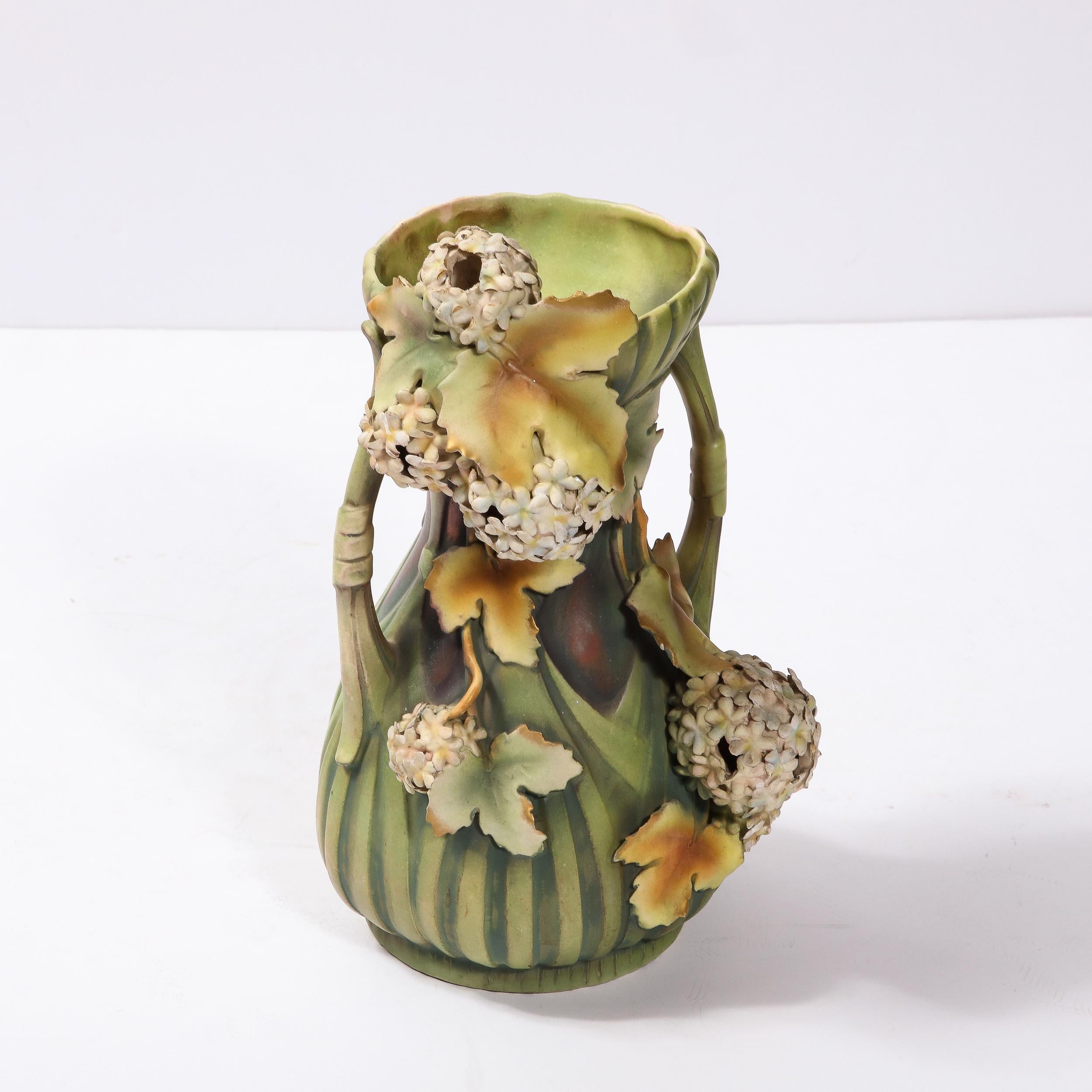 Robert Hanke - Vase ancien en porcelaine Art Nouveau à double poignée à motif Hydrangea en vente 6