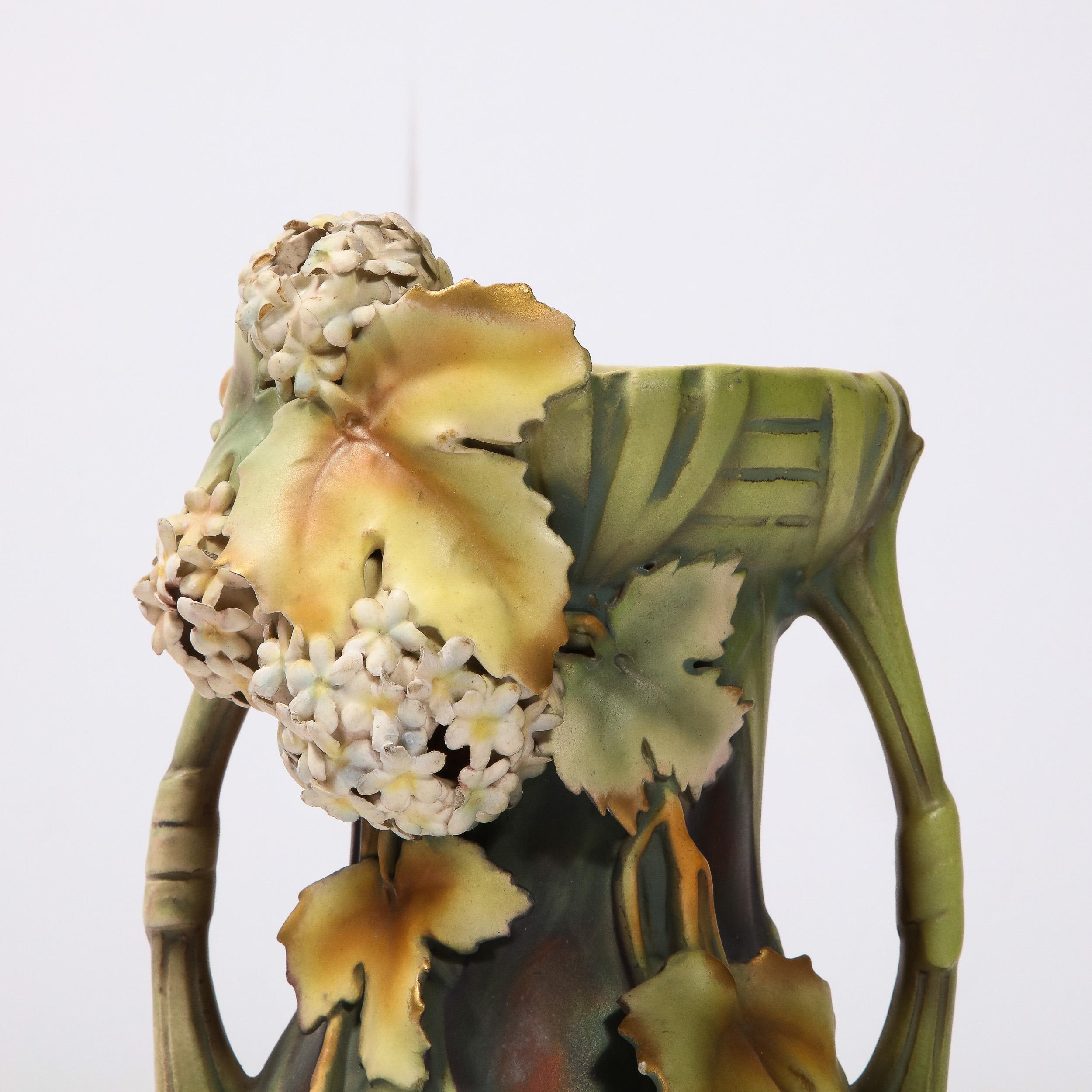 Art nouveau Robert Hanke - Vase ancien en porcelaine Art Nouveau à double poignée à motif Hydrangea en vente