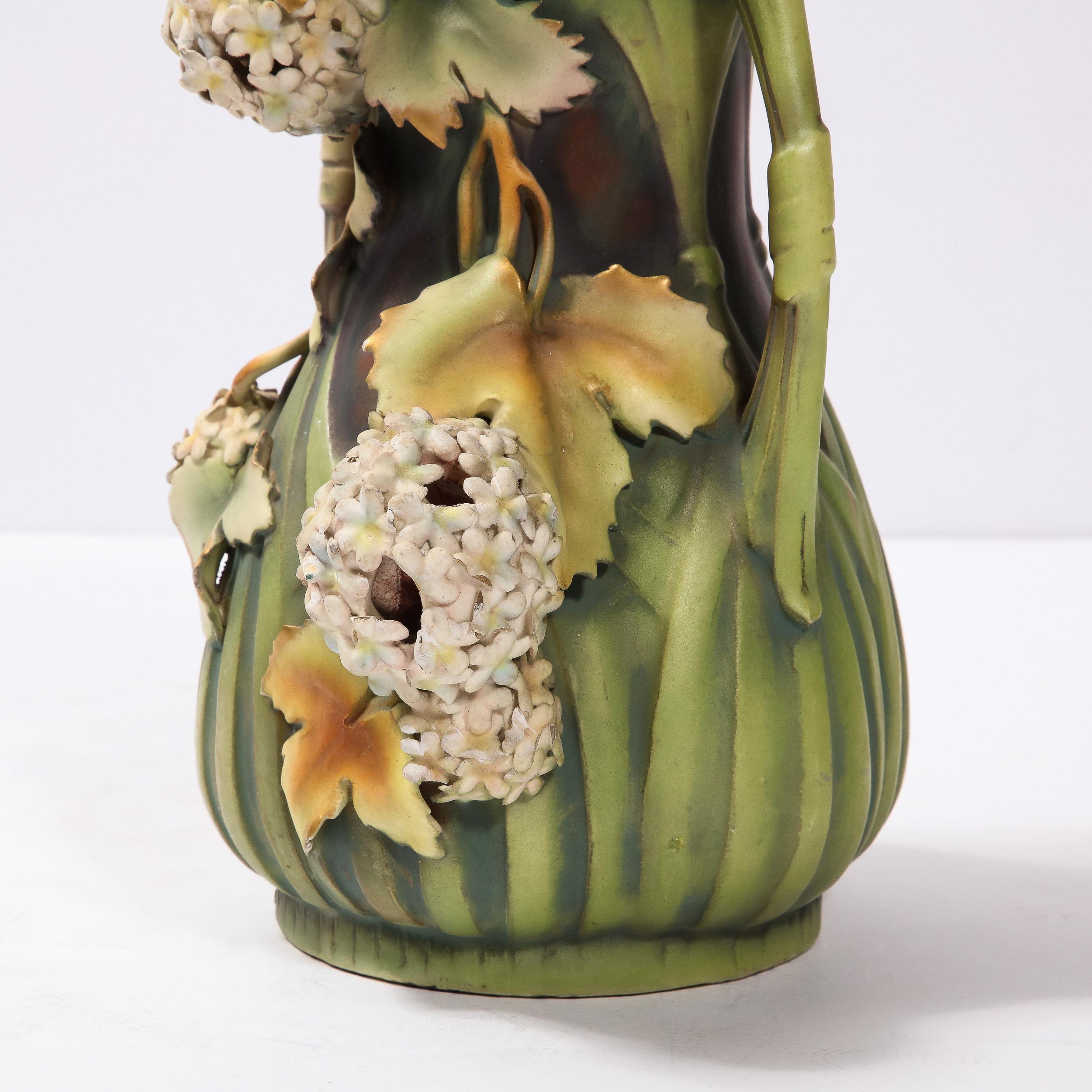 Robert Hanke - Vase ancien en porcelaine Art Nouveau à double poignée à motif Hydrangea Excellent état - En vente à New York, NY