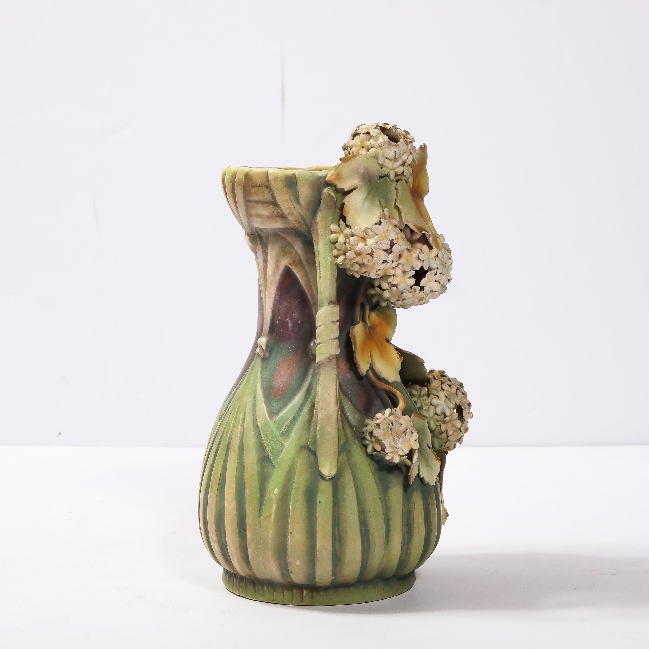 Robert Hanke - Vase ancien en porcelaine Art Nouveau à double poignée à motif Hydrangea en vente 2