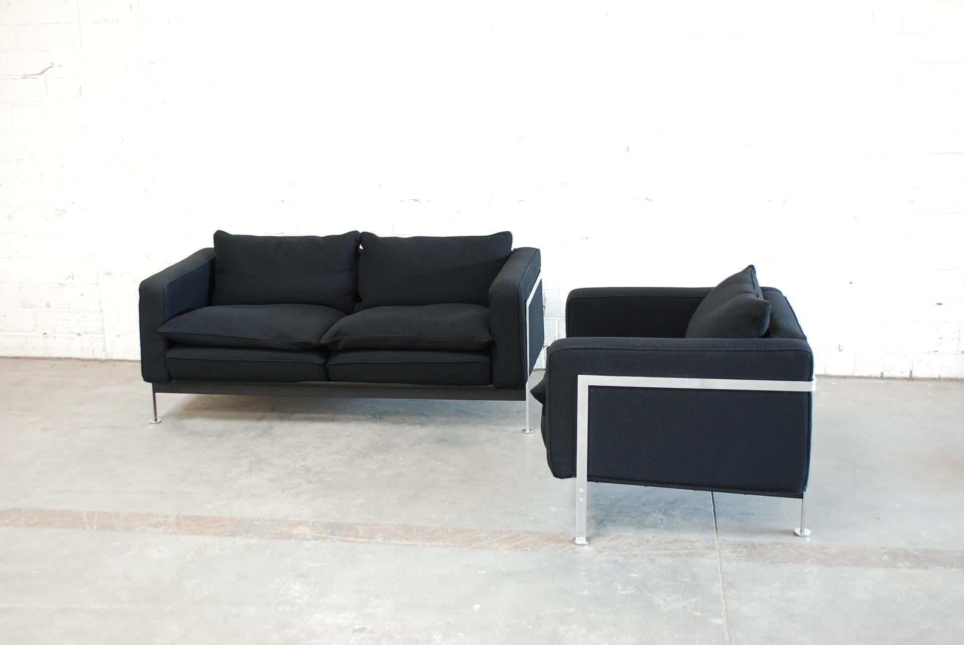 Robert Haussmann RH 302 2-sitziges Sofa und Sessel, hergestellt von De Sede.
Das Sofa und der Sessel wurden vor einigen Jahren mit dem schwarzen Kvadrat Halingdal-Stoff neu gepolstert.
Gestell aus Chromstahl.
Eine weiche, bequeme