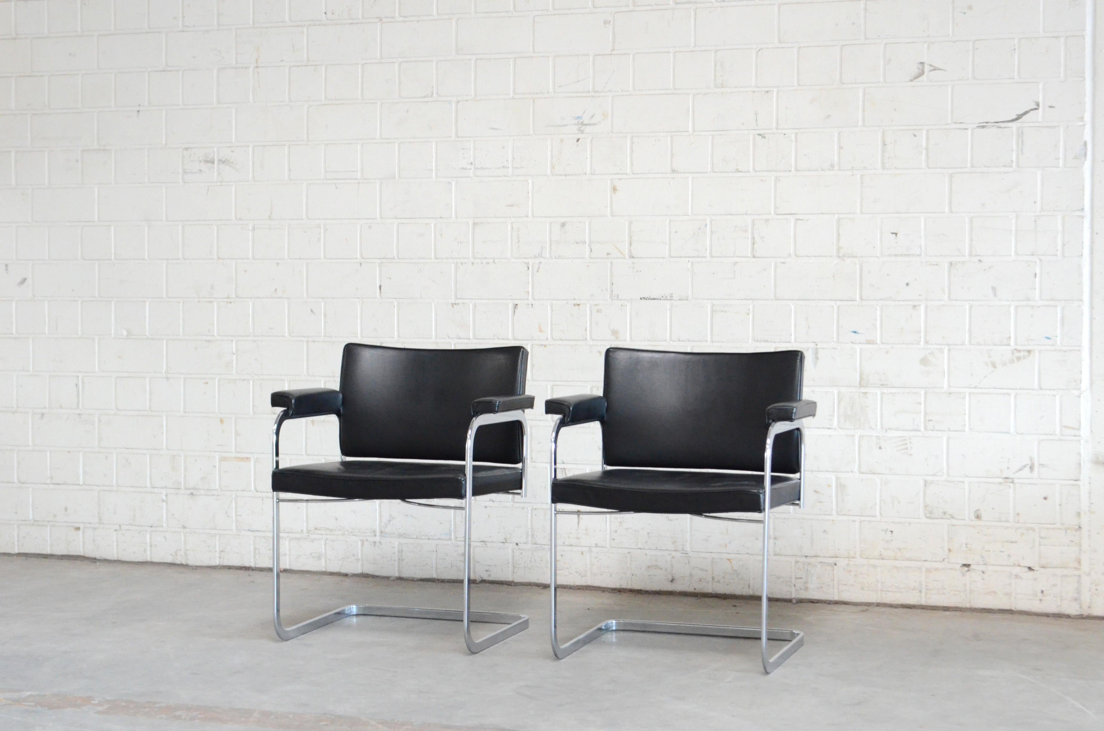 Robert Haussmann RH 305 armchair design of 1957 and manufactured by De Sede.
Black semi aniline leather and a chrome steel frame.
This is a Classic Swiss design chair.
Great condition.
Price for 1 chair
We have 2 chairs in store.