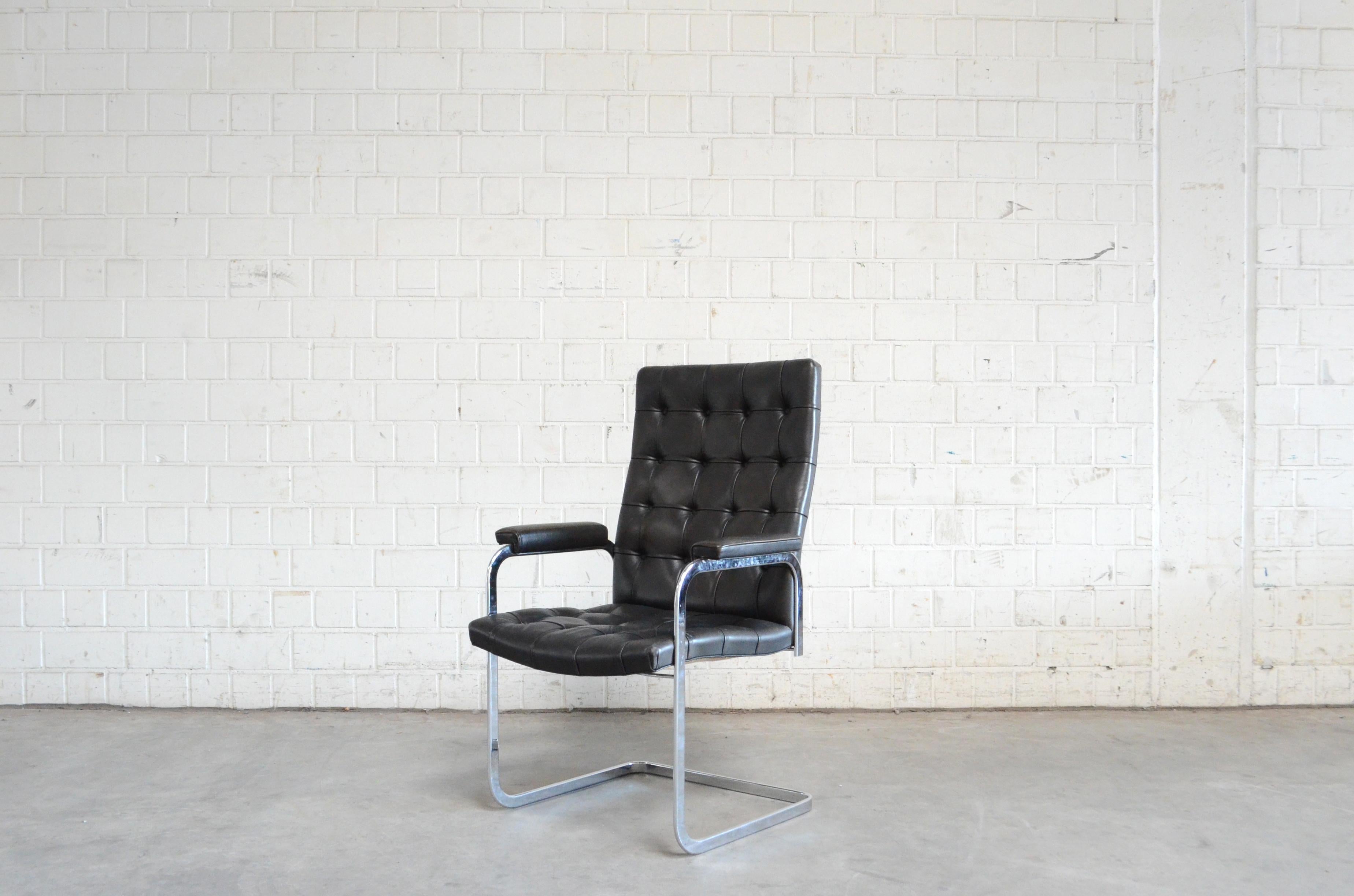 Robert Haussmann RH 305 Sesselentwurf von 1957 und hergestellt von De Sede.
Schwarzes Anilinleder und ein verchromter Stahlrahmen.
Dies ist ein klassischer Schweizer Design-Stuhl in der getufteten Hochlehner-Version.
Toller Zustand.
Preis für 1