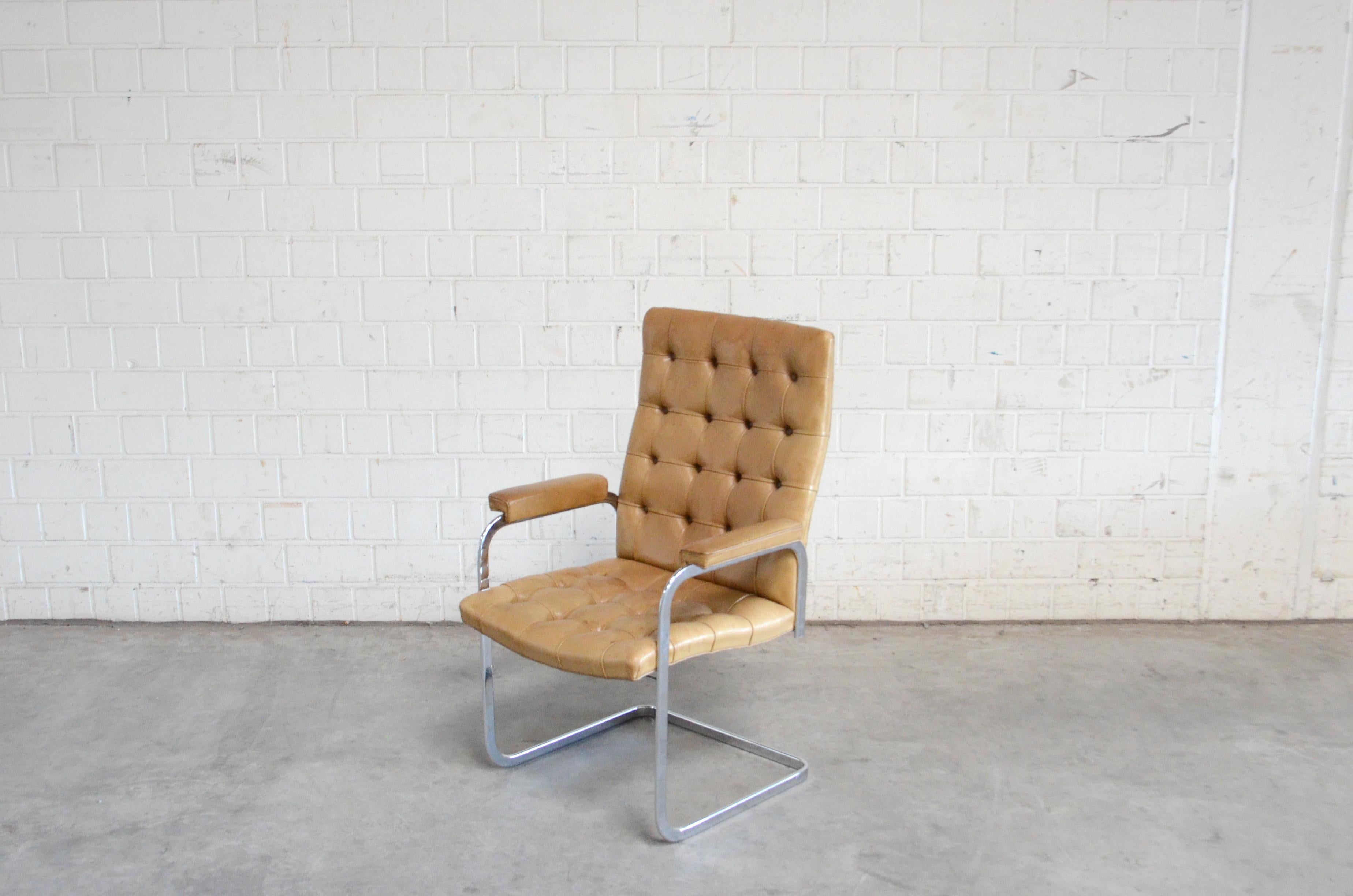 Robert Haussmann RH 305 armchair design of 1957 and manufactured by De Sede.
Cognac aniline leather an a chrome steel frame.
This is a Classic Swiss design chair in the tufted highback version.
With some patina on the leather.
Price for 1