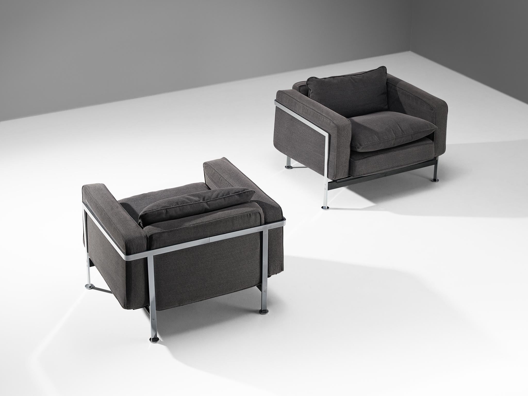 Robert Hausmann pour De Sede, fauteuils, tissu, acier, Suisse, design 1954

Ce fauteuil confortable est conçu avec un cadre en fer chromé qui sert de panier pour les coussins à l'intérieur. Le dossier et le coussin d'assise épais offrent un