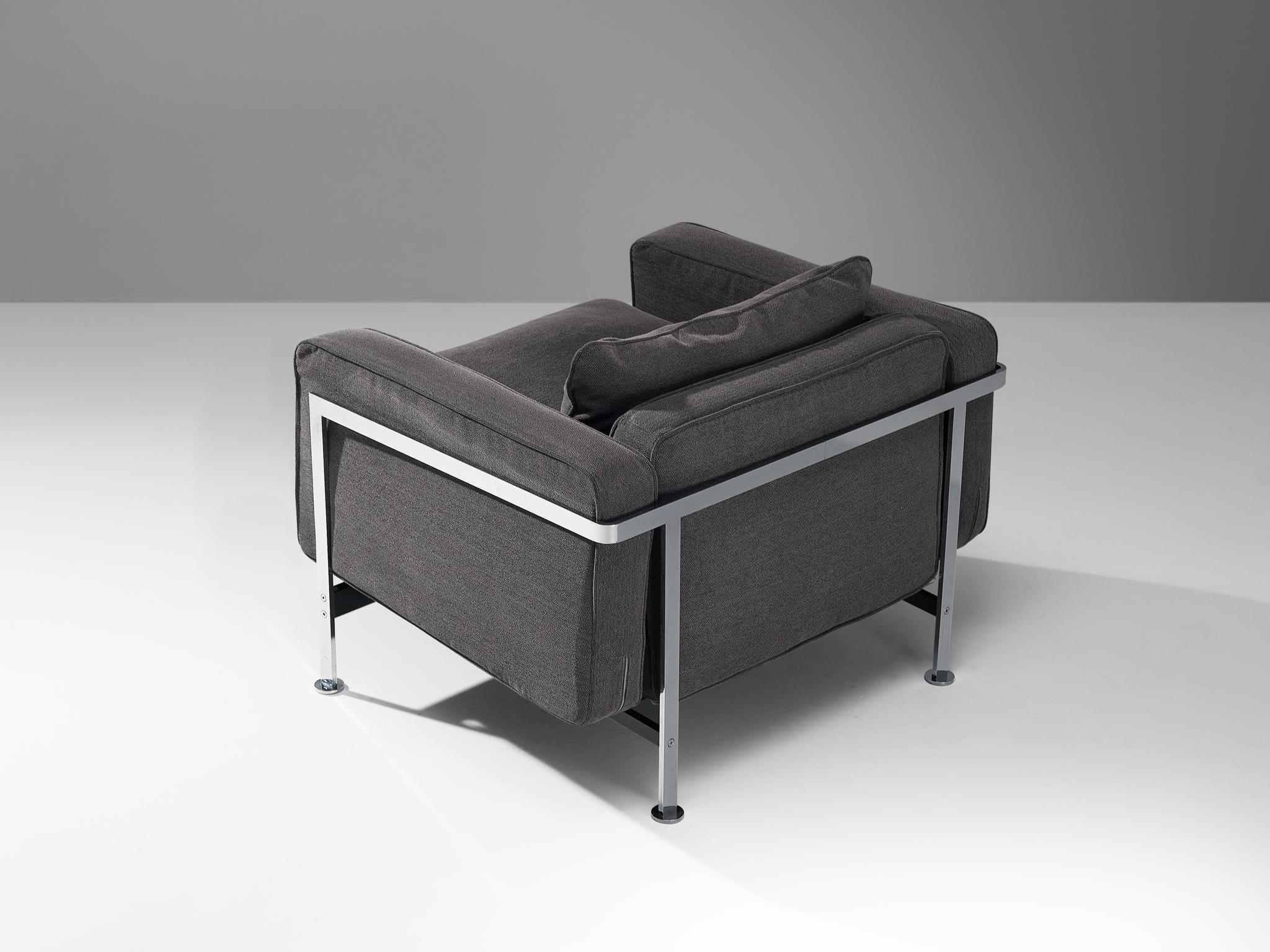 Robert Hausmann per De Sede, sedia lounge, tessuto, acciaio cromato, Svizzera, 1954

Questa comoda poltrona è progettata con una struttura in acciaio cromato che funge da cesto per i cuscini all'interno. Gli spessi cuscini dello schienale e della