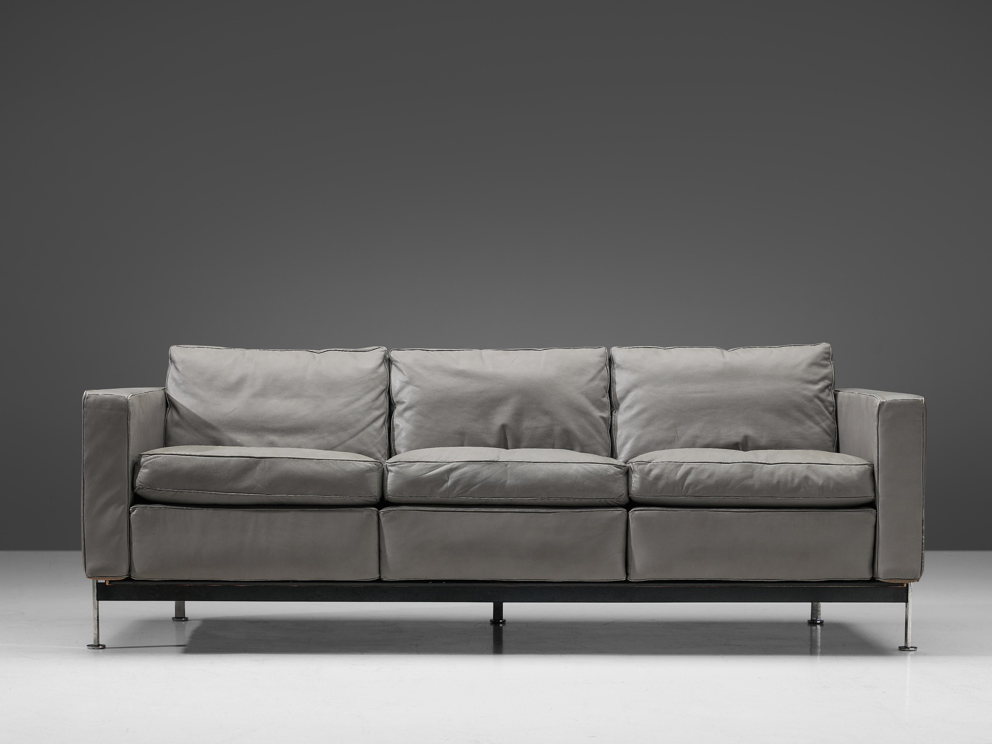 Robert Haussman for De Sede, three-seat sofa, leather and steel, Switzerland, design 1954. 

This comfortable sofa is designed by Robert Haussmann for De Sede and features a chromed frame that functions as a basket for the cushions. The thick