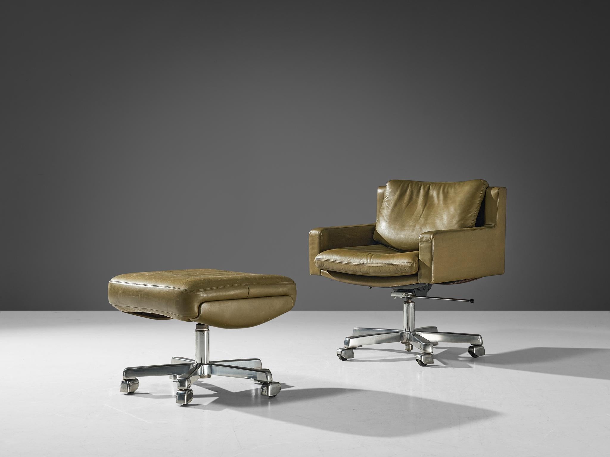 Robert Haussmann for De Sede, swivel desk chair, ottoman, leather, chrome plated, Switzerland, 1960s 

A design by Robert Haussmann that features a cubic shaped structure. The backrest runs into the armrests by means of a right-angled transition,