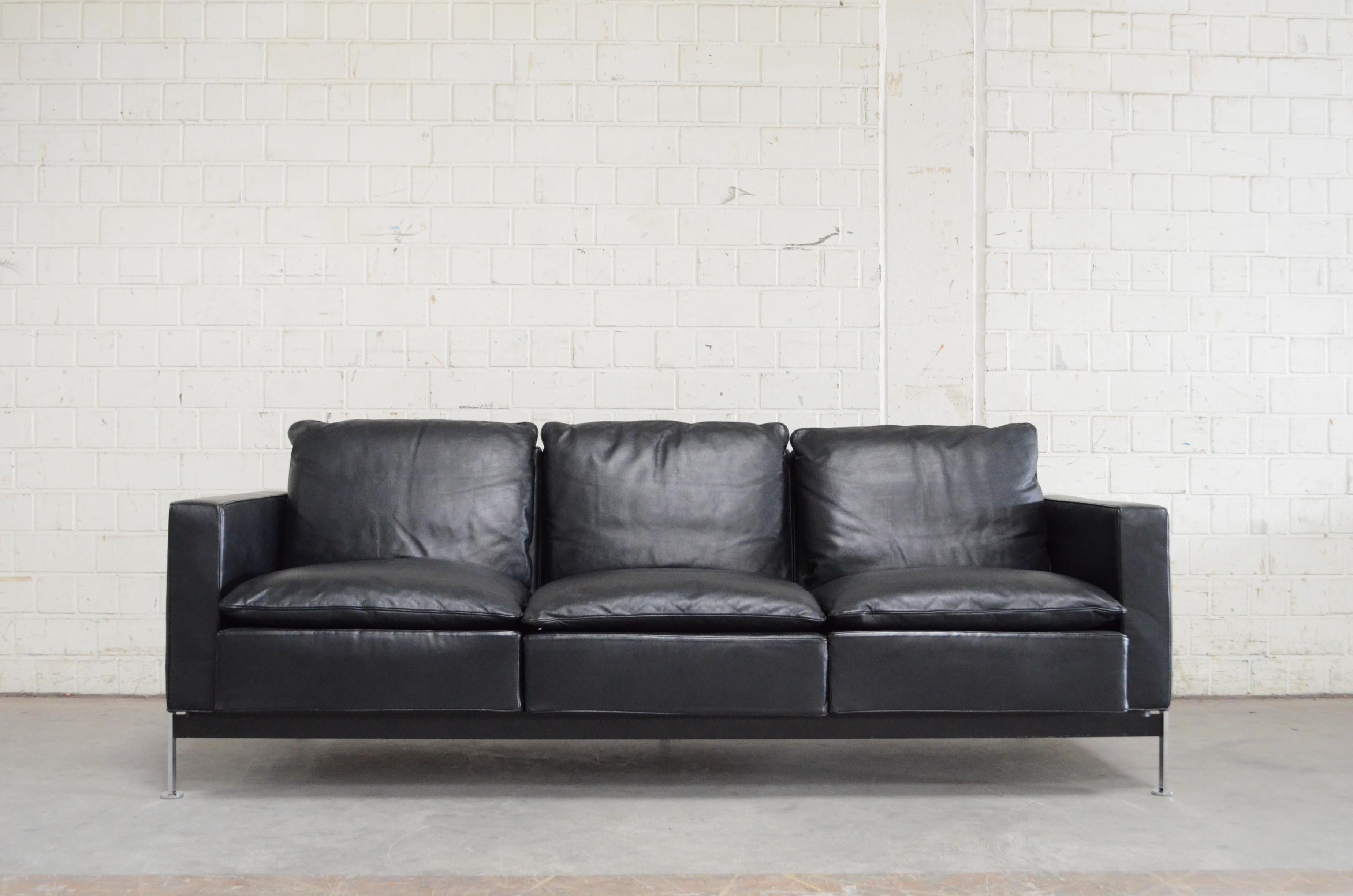 Robert Haussmann RH 302 3-sitziges Sofa, hergestellt von Hans Kaufeld.
Dieses Sofa ist die erste frühe Produktion für Hans Kaufeld.
Später wurde es von De Sede hergestellt.
Sehen Sie sich einfach das Etikett von Ernst Ries & Sohn in Deutschland