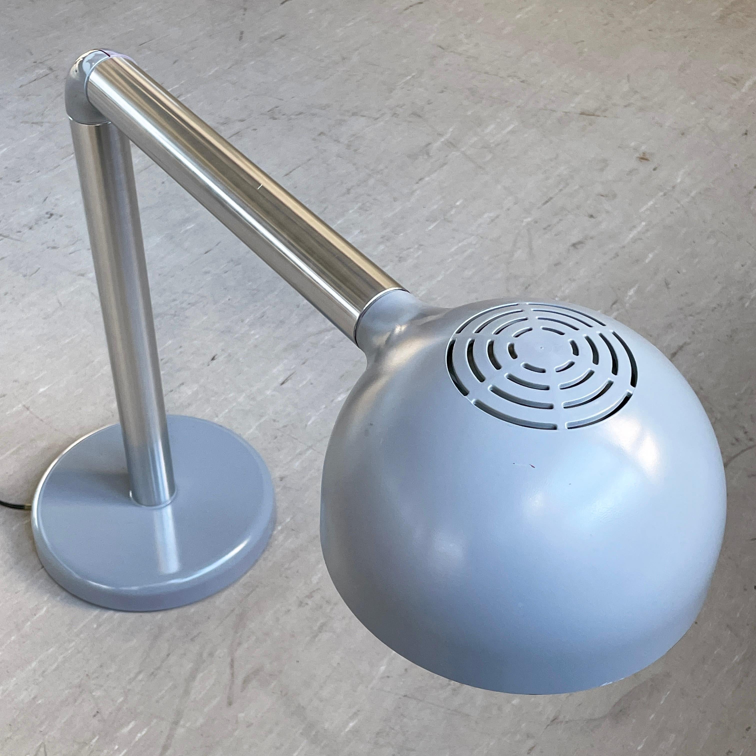 Swiss Lamps International, lampada da tavolo e da scrivania minimalista degli anni '60 con paralume orientabile su un supporto tubolare girevole per un'illuminazione direzionale. Attribuito all'importante architetto svizzero Robert Haussmann &