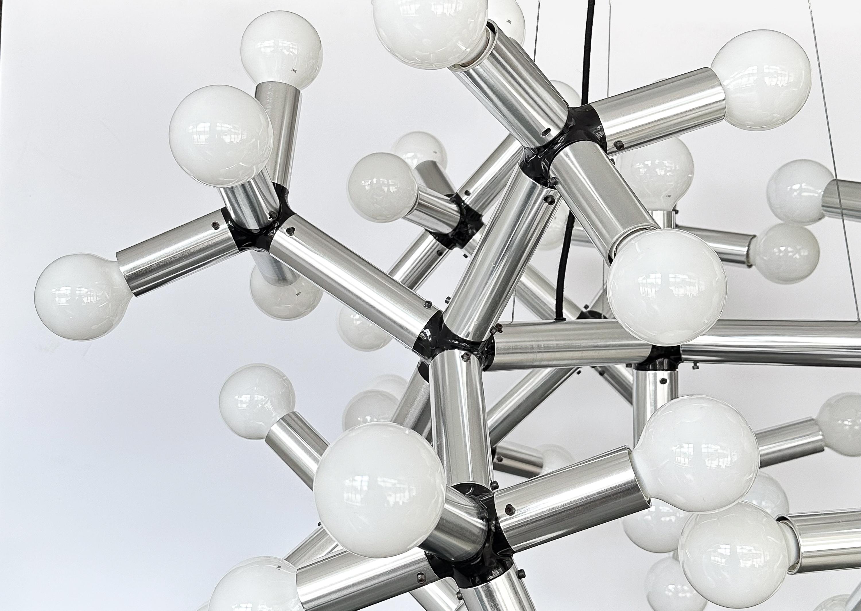 Lustre monumental à 50 lumières en structure de molécule Robert Haussmann  en vente 3