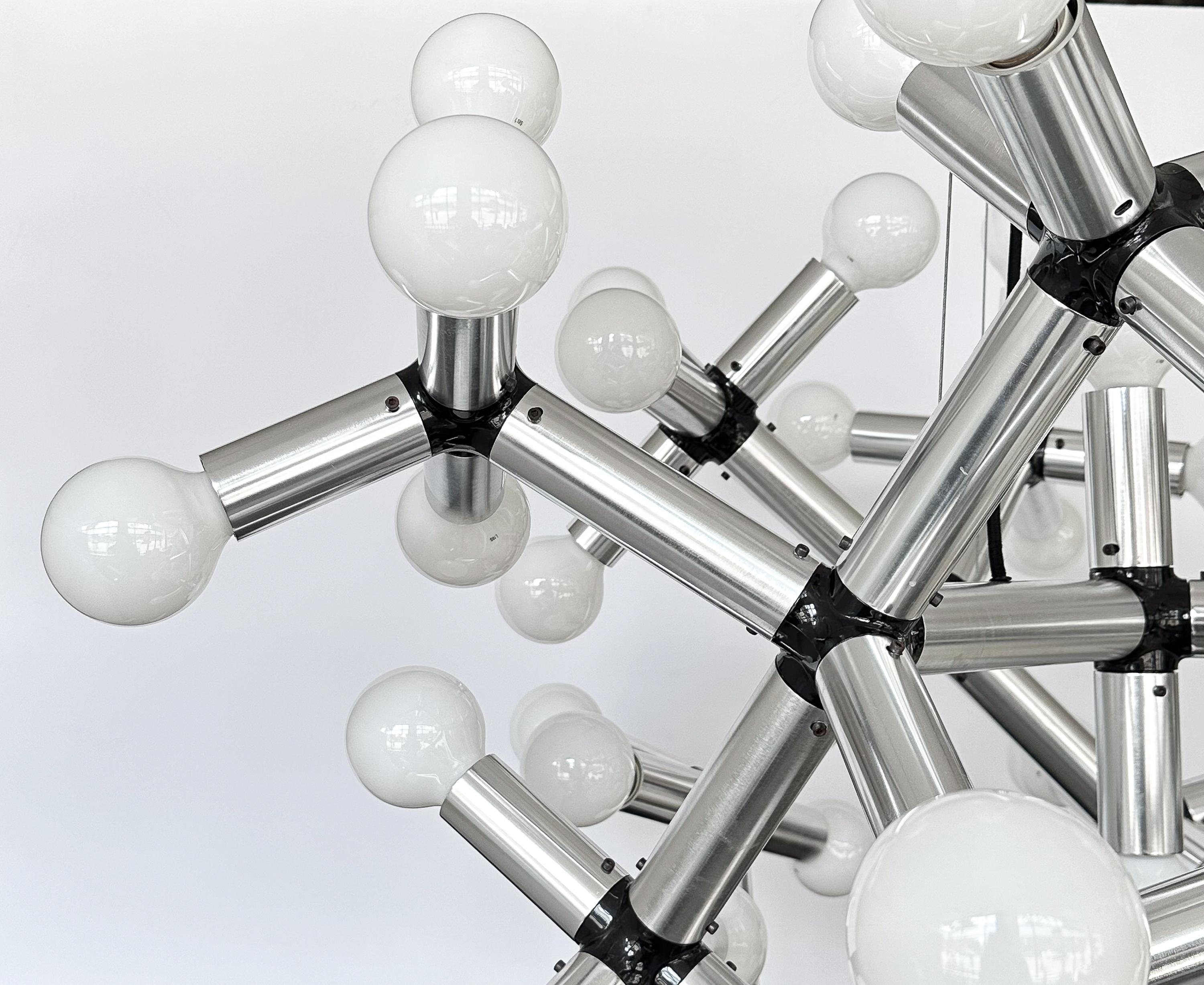 Lustre monumental à 50 lumières en structure de molécule Robert Haussmann  en vente 4