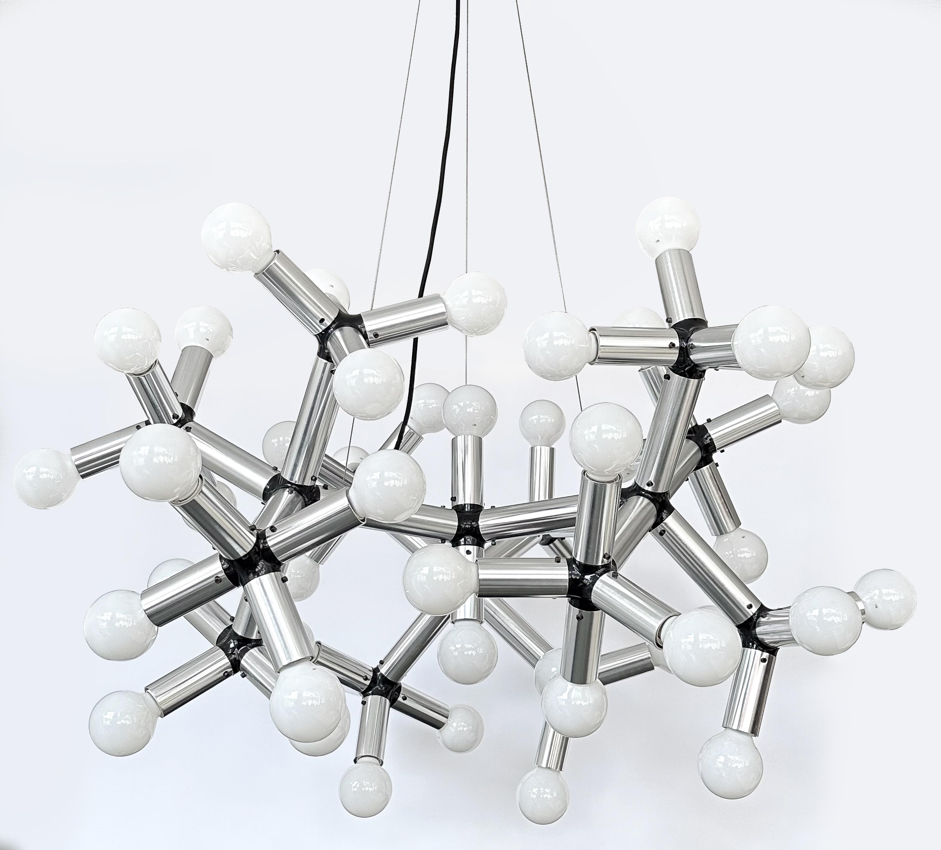 Suisse Lustre monumental à 50 lumières en structure de molécule Robert Haussmann  en vente