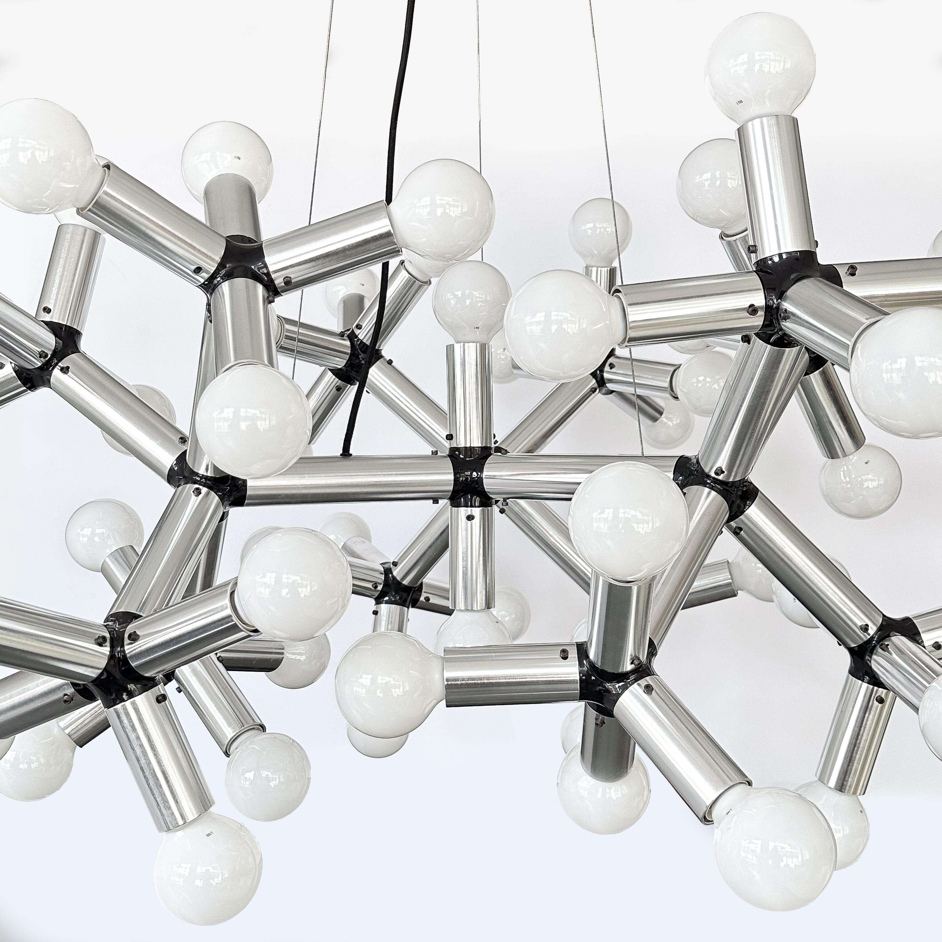 Fin du 20e siècle Lustre monumental à 50 lumières en structure de molécule Robert Haussmann  en vente