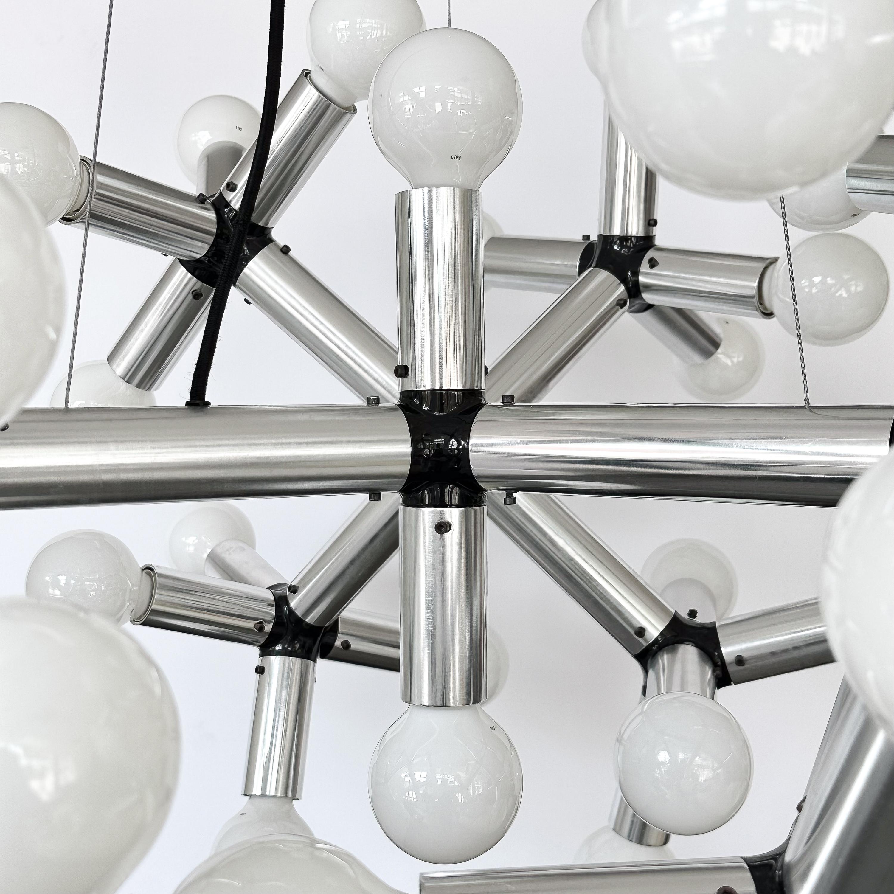 Aluminium Lustre monumental à 50 lumières en structure de molécule Robert Haussmann  en vente