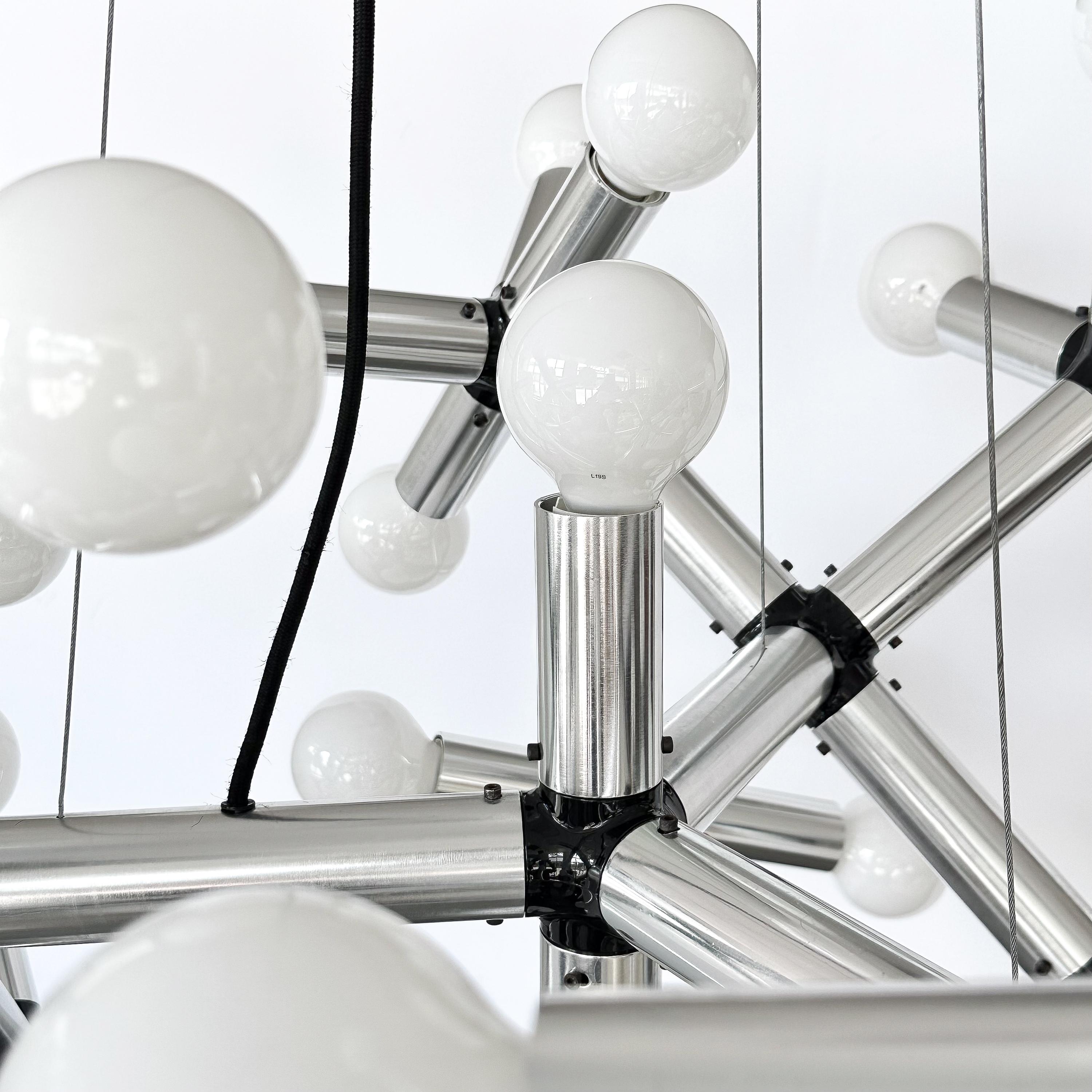 Lustre monumental à 50 lumières en structure de molécule Robert Haussmann  en vente 1