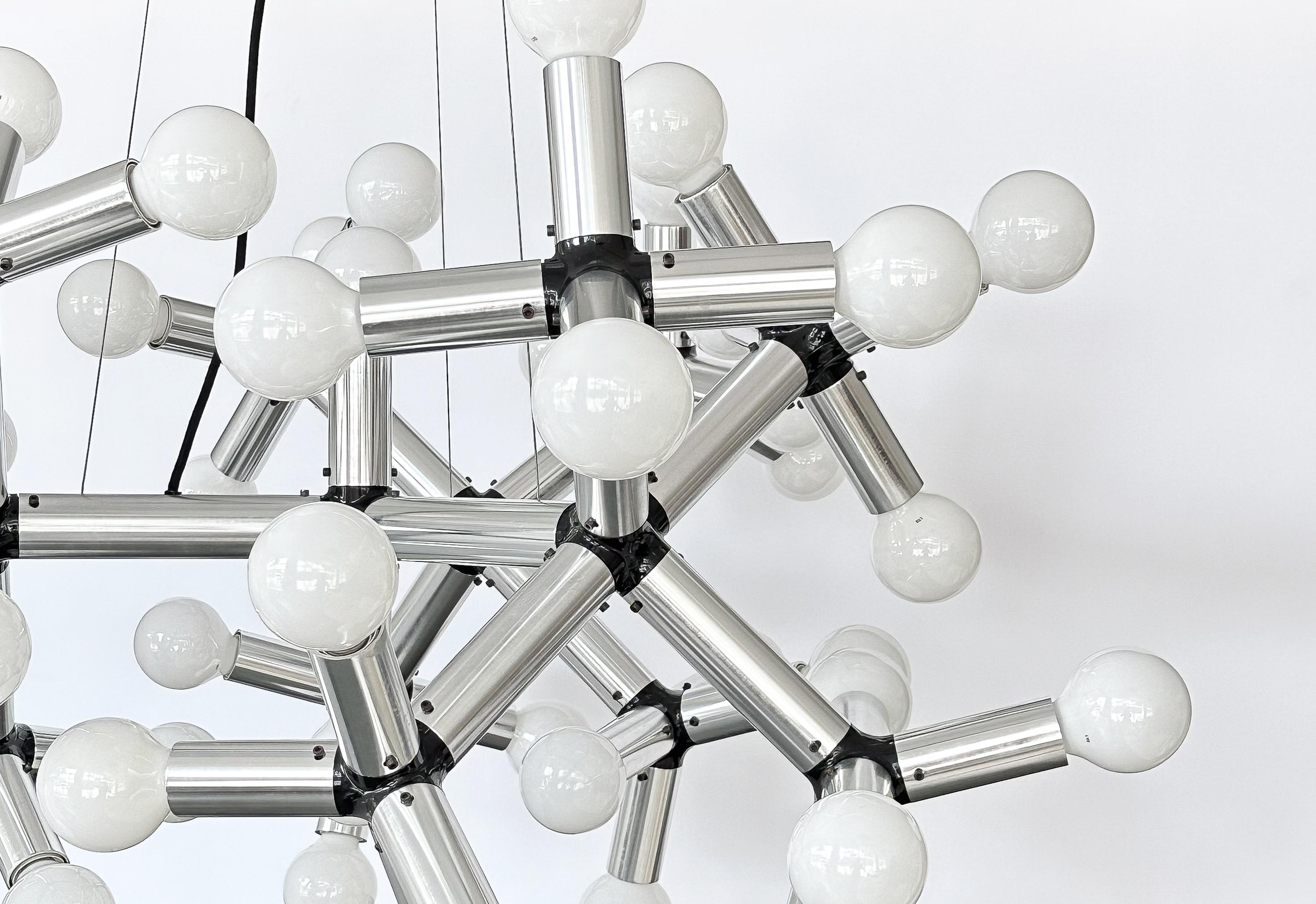 Lustre monumental à 50 lumières en structure de molécule Robert Haussmann  en vente 2