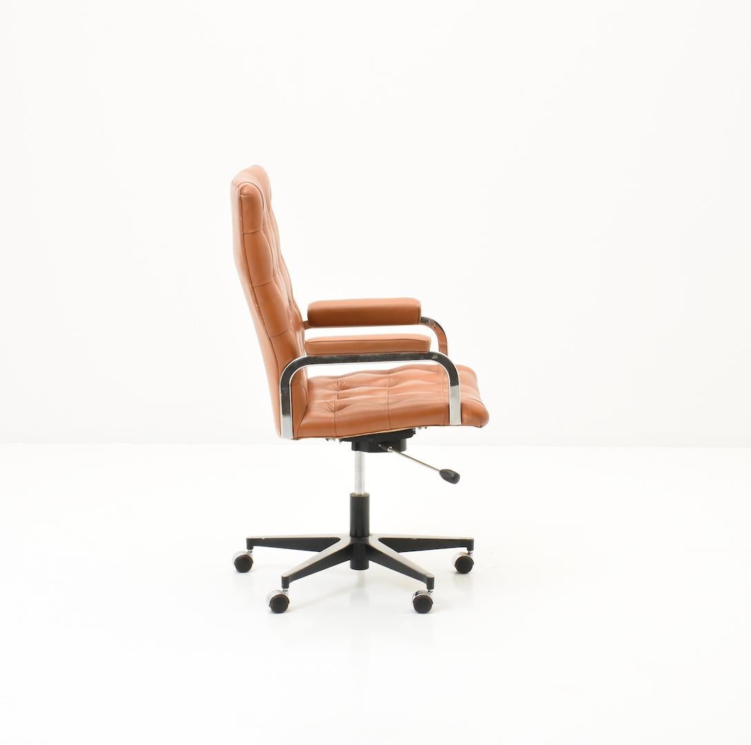 Rafe office chair by Swiss famous Swiss furniture maker De Sede. Model RH 304. Designed by architect and designer Robert Haussmann. Tufted seat and backrest in cognac-colored leather, rotatable and height-adjustable on five chrome-plated hardshell