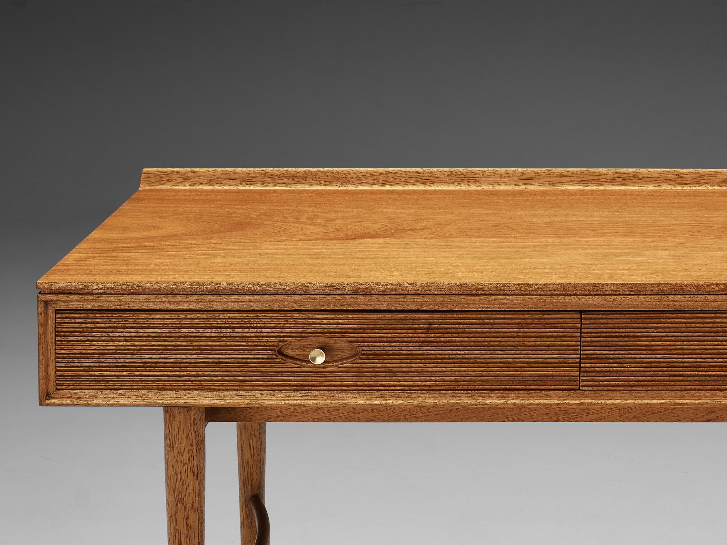 Robert Heritage Desk with Drawers in Satinwood and Brass In Good Condition In Waalwijk, NL